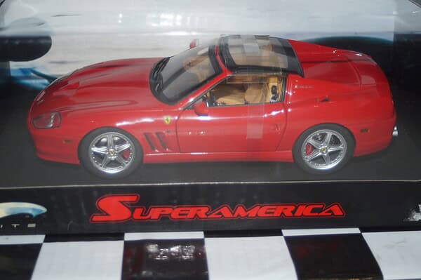 Hotwheels ferrari superamerica red 1:18th ref j2921-0510