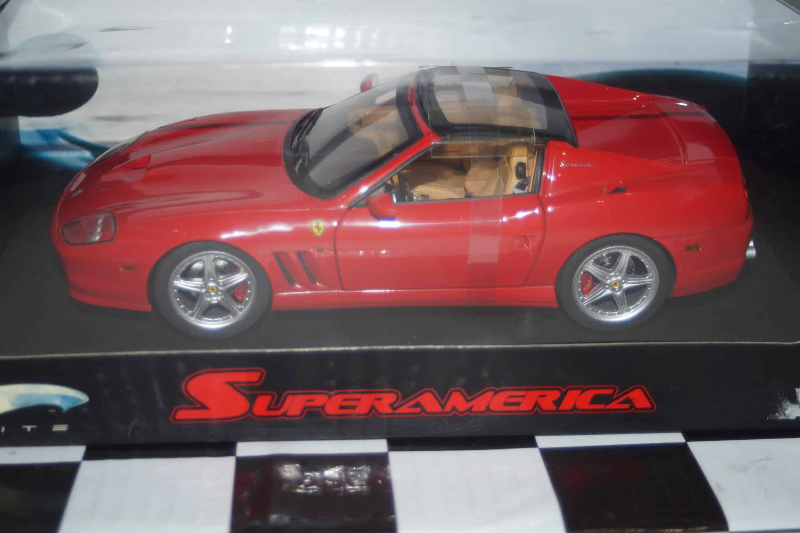 Hotwheels ferrari superamerica red 1:18th ref j2921-0510