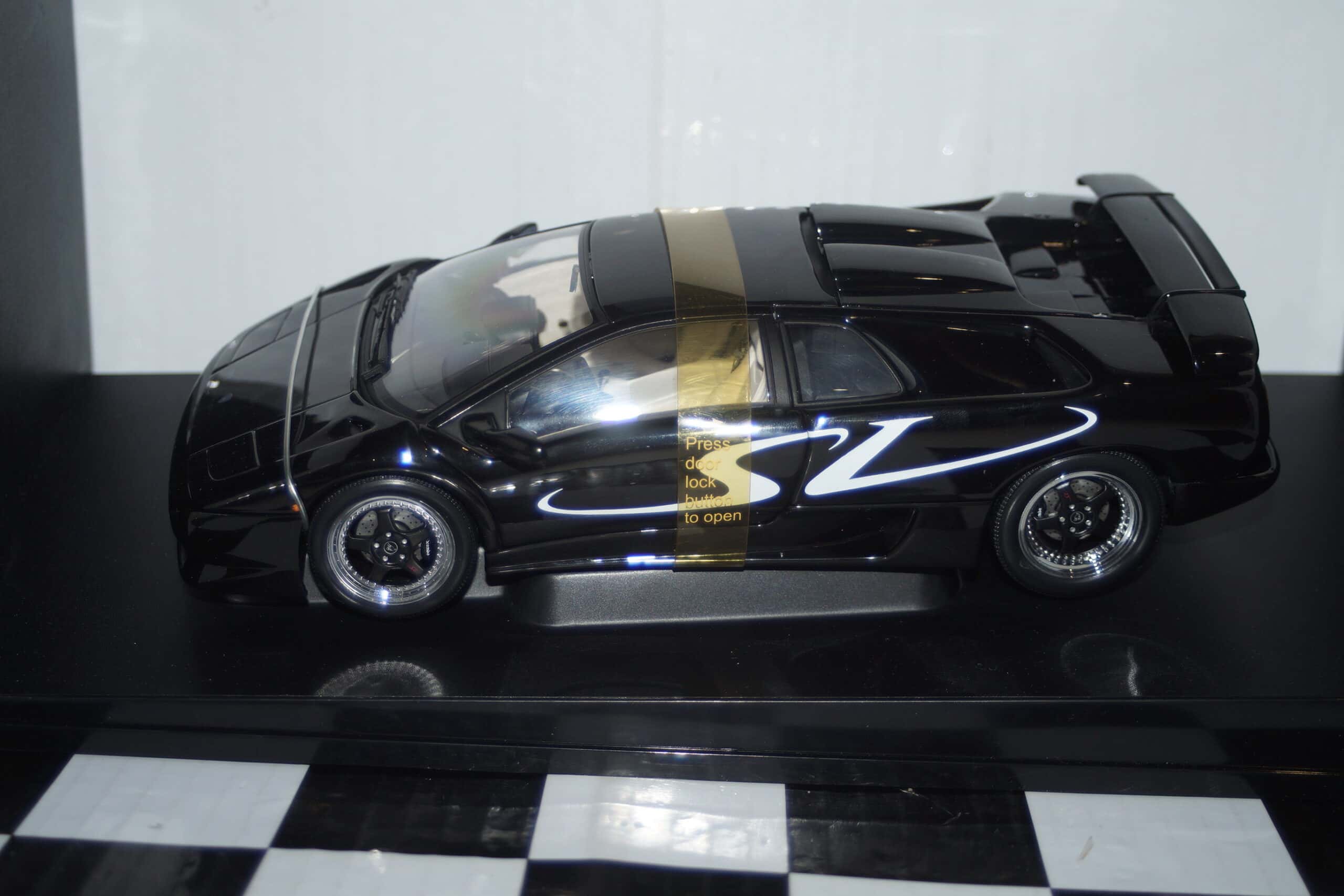 Autoart lamborghini diablo sv black opening features 1:18 scale 70081