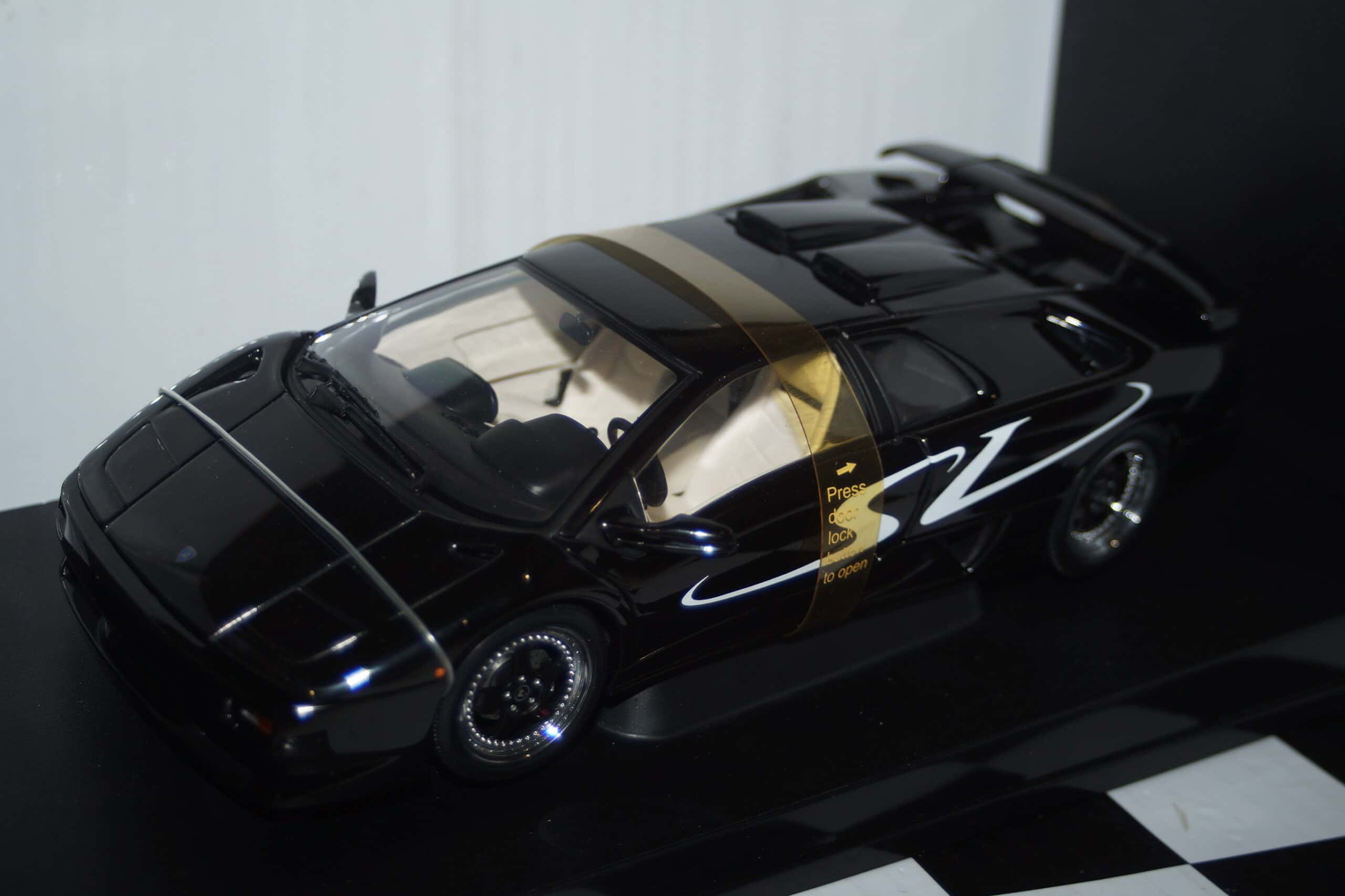Autoart lamborghini diablo sv black opening features 1:18 scale 70081