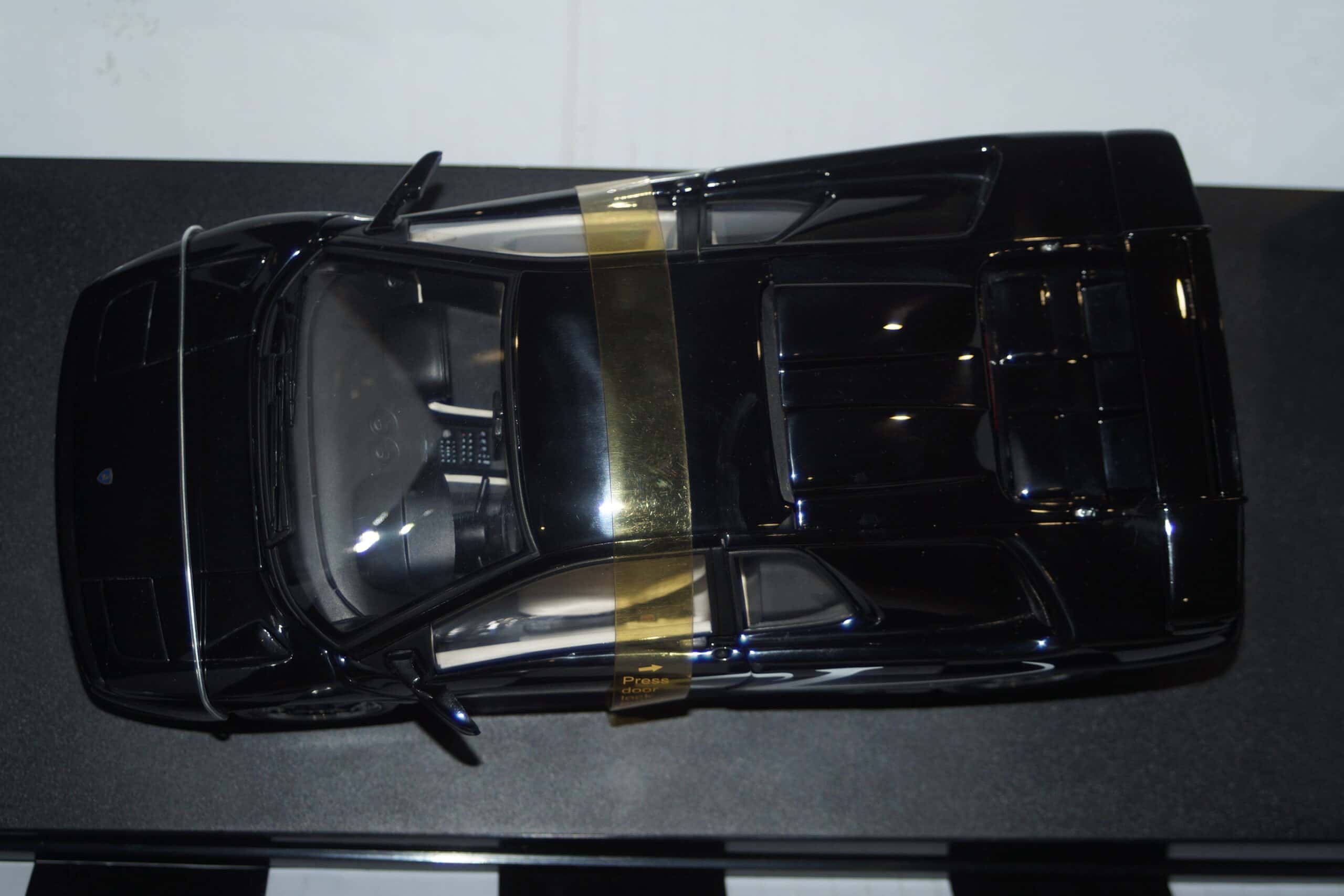 Autoart lamborghini diablo sv black opening features 1:18 scale 70081