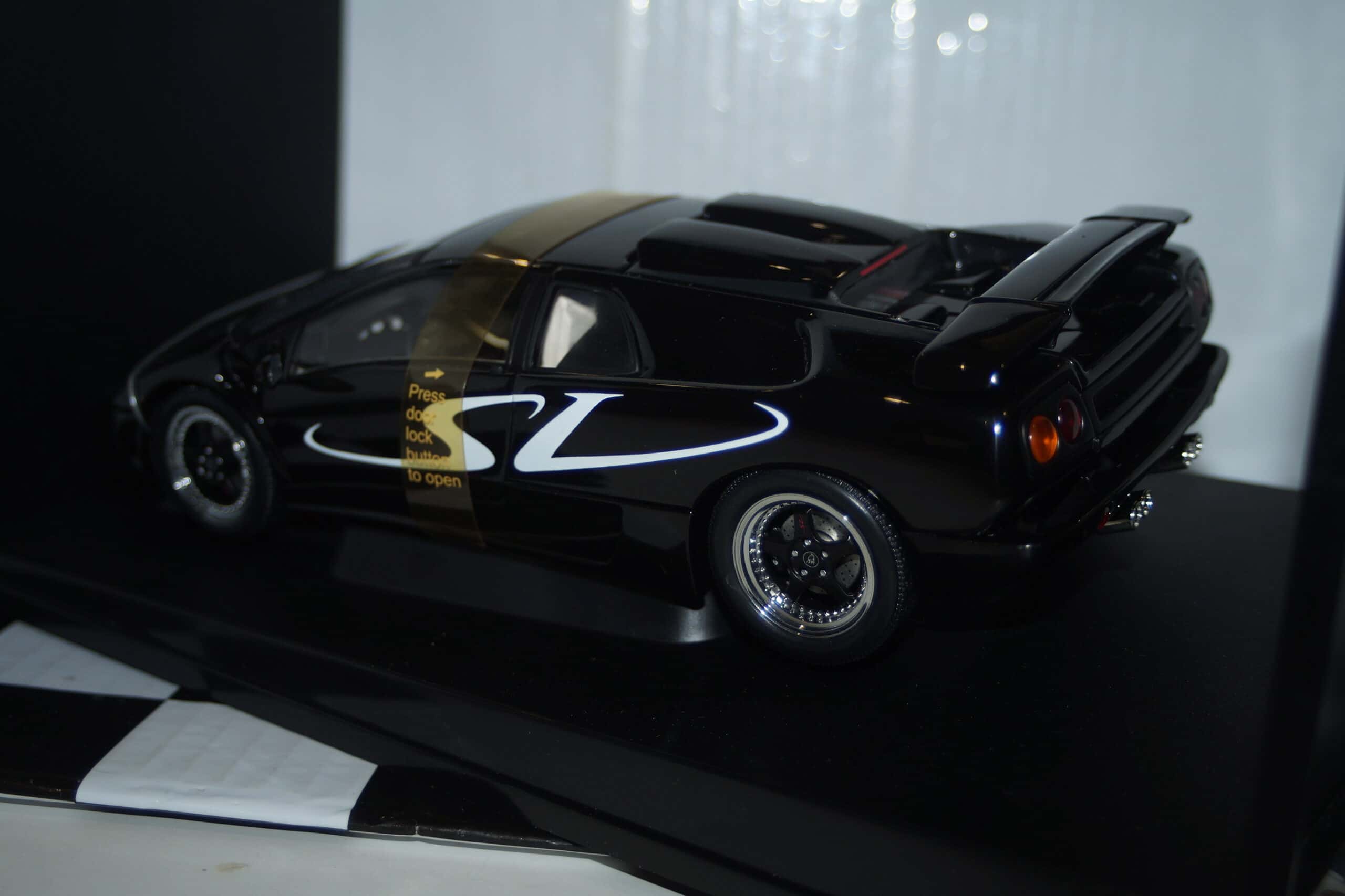 Autoart lamborghini diablo sv black opening features 1:18 scale 70081