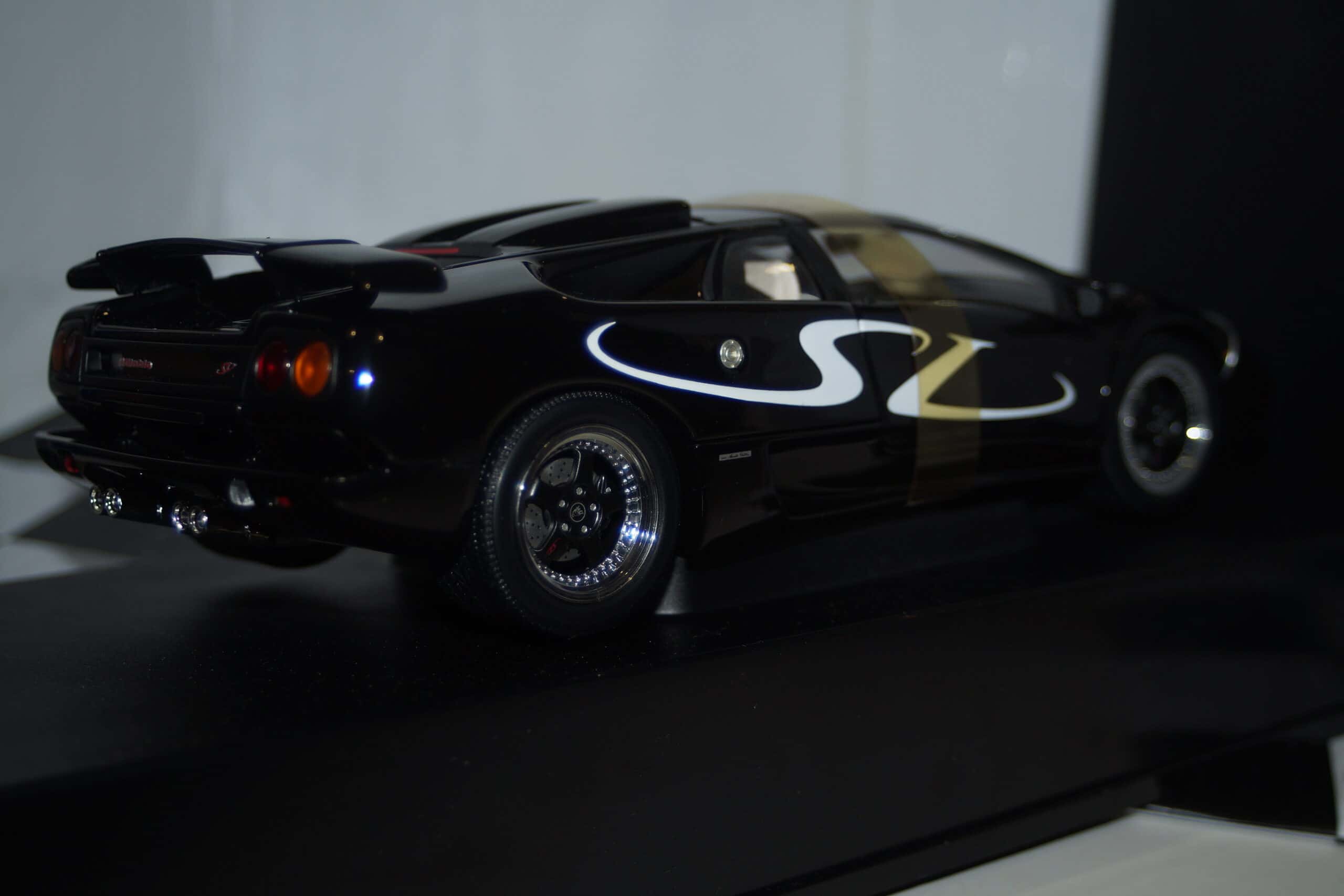 Autoart lamborghini diablo sv black opening features 1:18 scale 70081