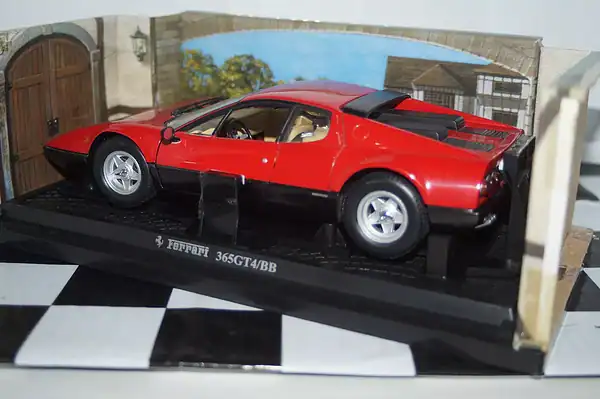 Kyosho ferrari 365 gt4 / bb red 1:18th ref 08173r