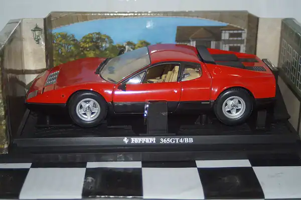 Kyosho ferrari 365 gt4 / bb red 1:18th ref 08173r