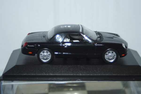 Minichamps ford thunderbird in black 2002 1/43rd 400 082131