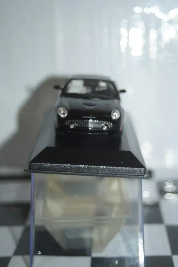 Minichamps ford thunderbird in black 2002 1/43rd 400 082131