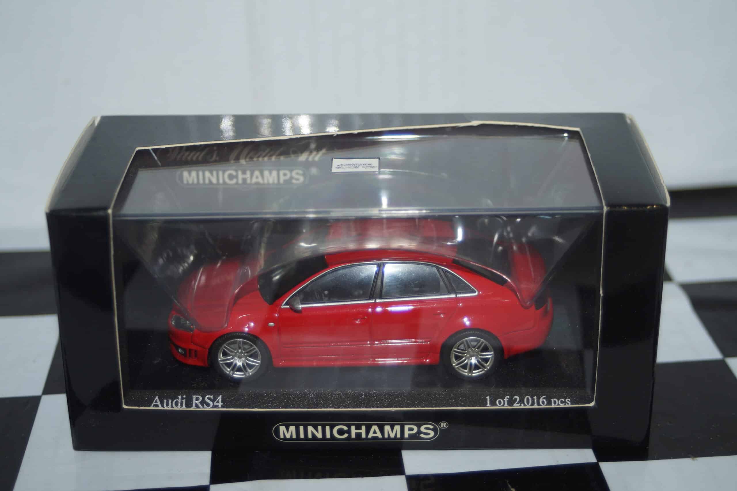 Minichamps audi rs4 saloon 2005 red 1:43  400 014600