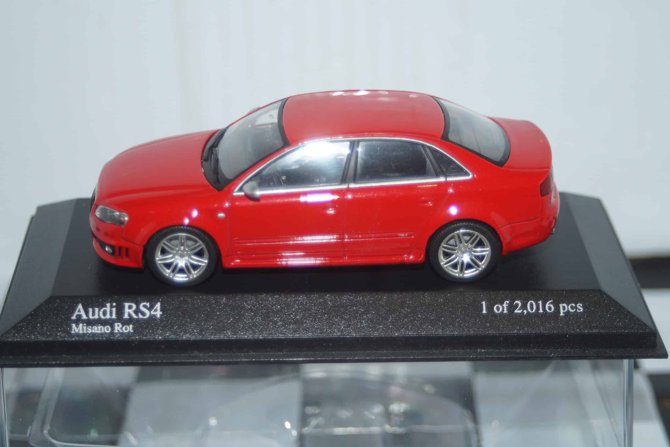 Minichamps audi rs4 saloon 2005 red 1:43  400 014600