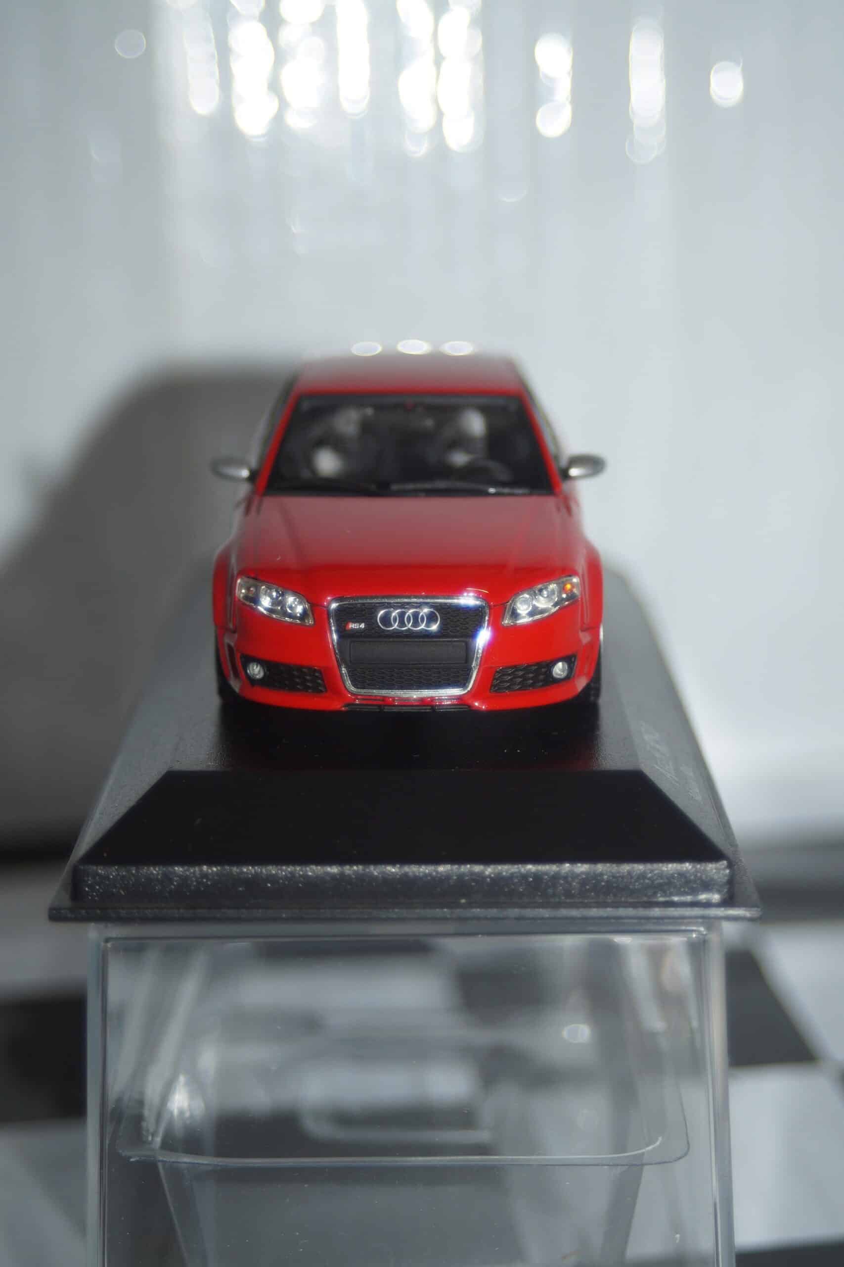 Minichamps audi rs4 saloon 2005 red 1:43  400 014600