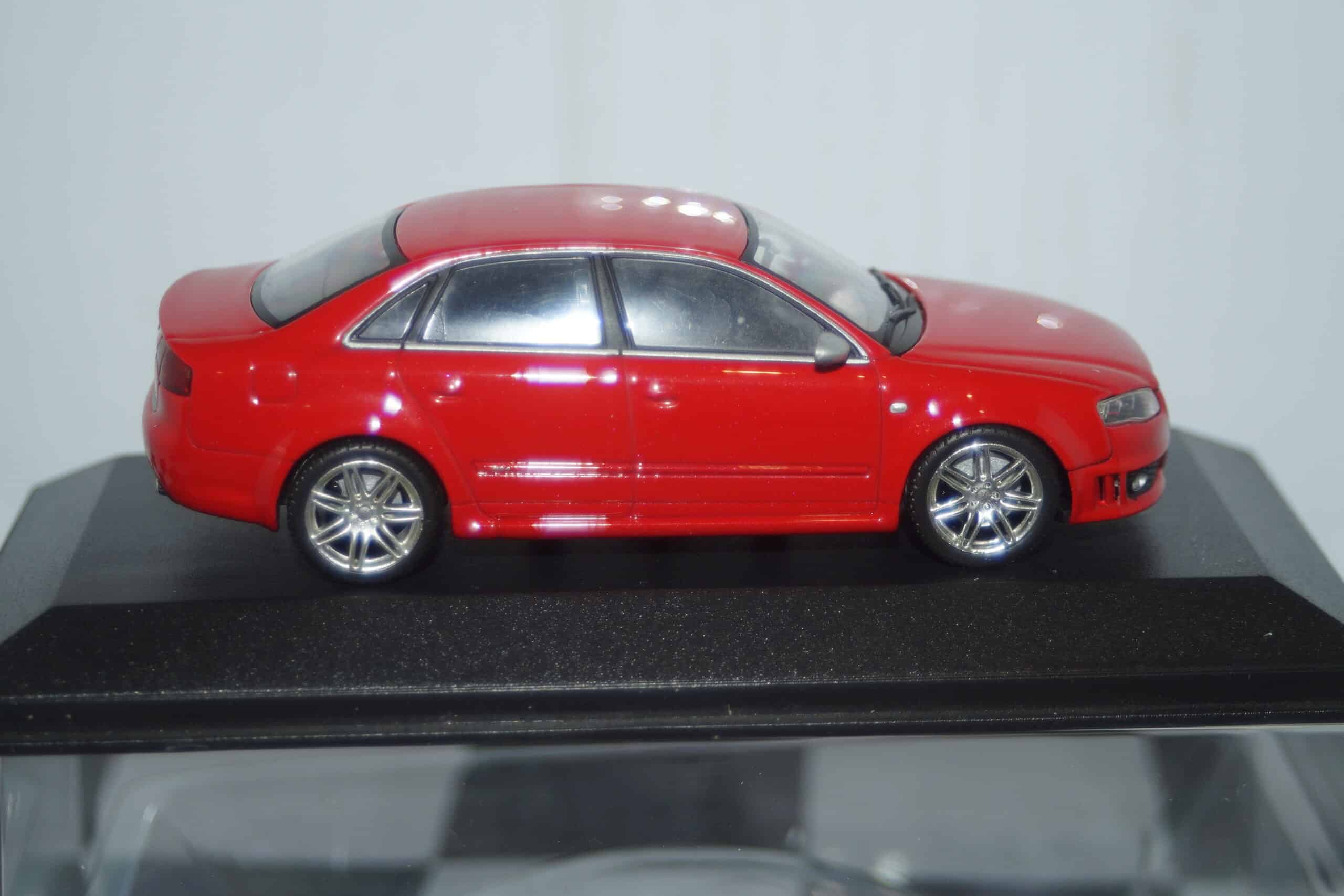 Minichamps audi rs4 saloon 2005 red 1:43  400 014600