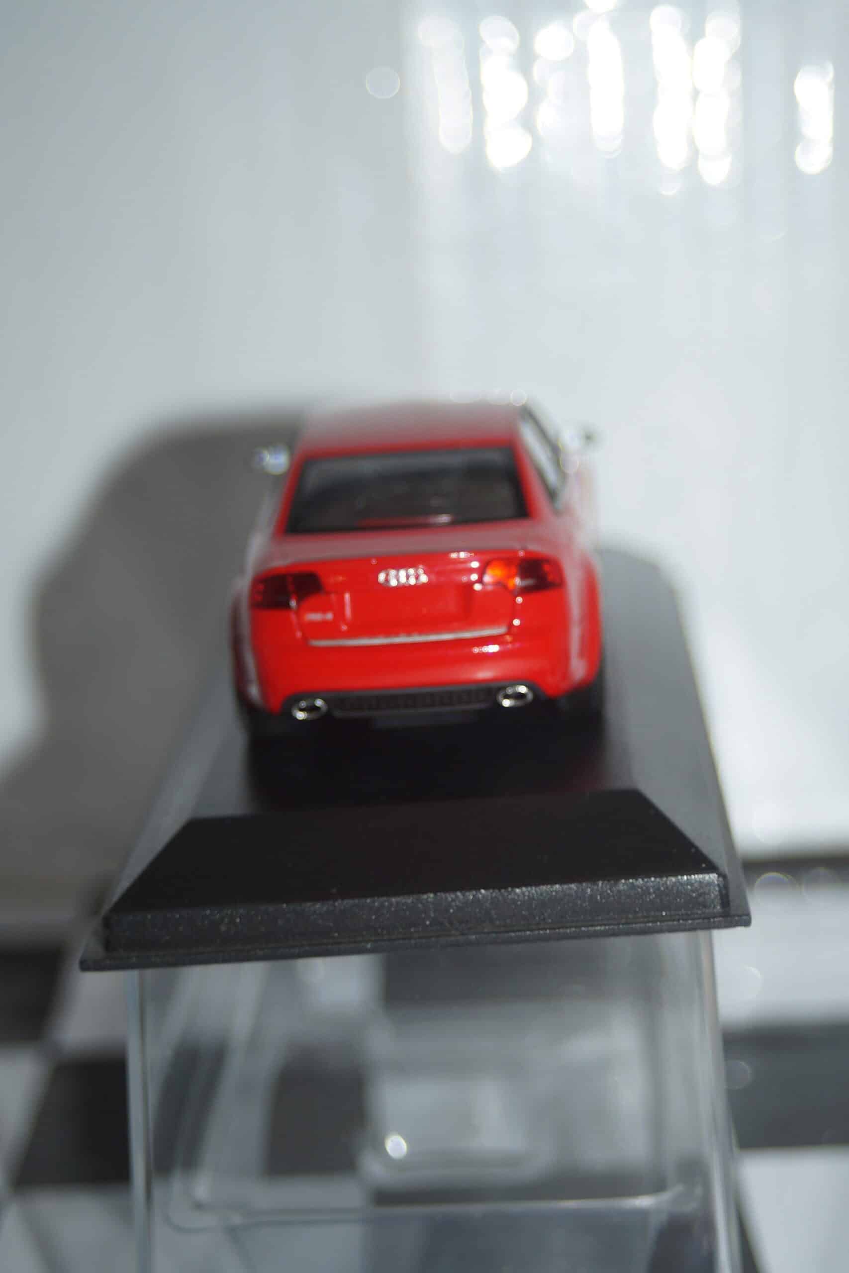 Minichamps audi rs4 saloon 2005 red 1:43  400 014600
