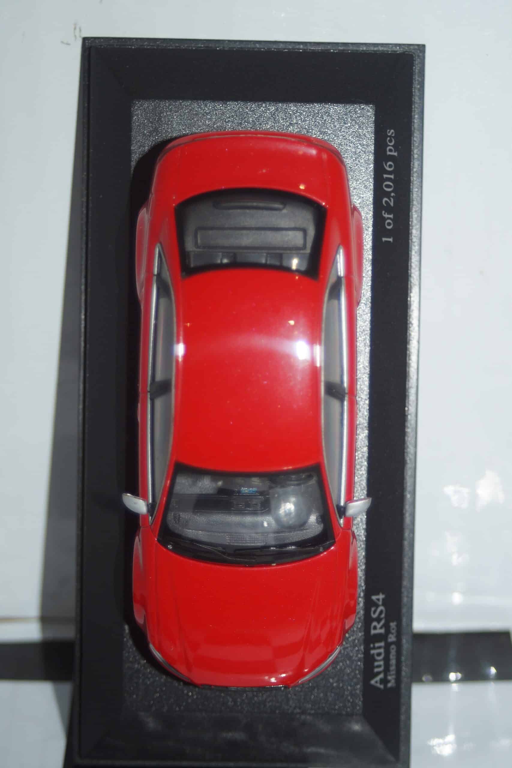 Minichamps audi rs4 saloon 2005 red 1:43  400 014600