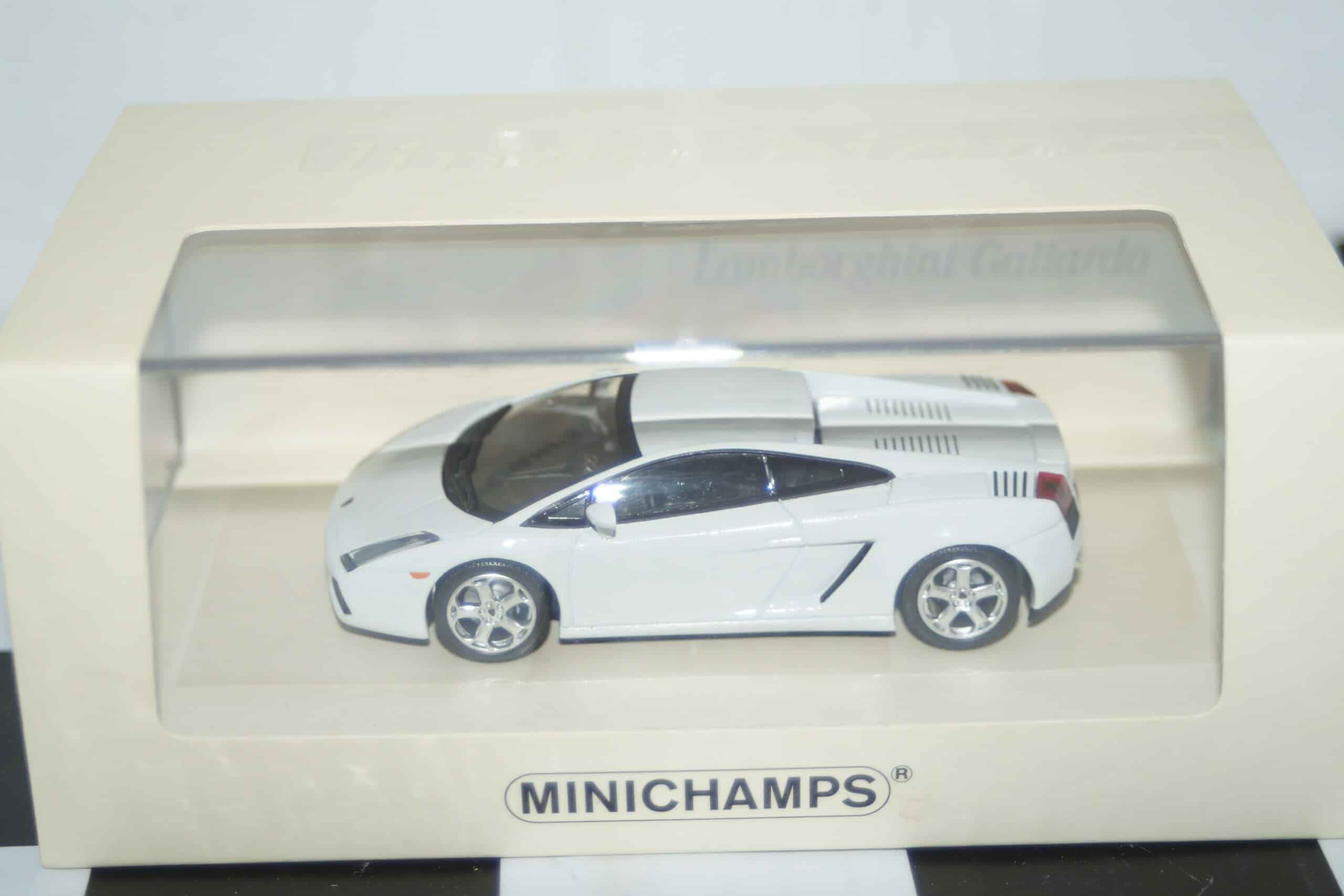 Minichamps aston martin v8 vantage 2005 white 1:43 436 137420