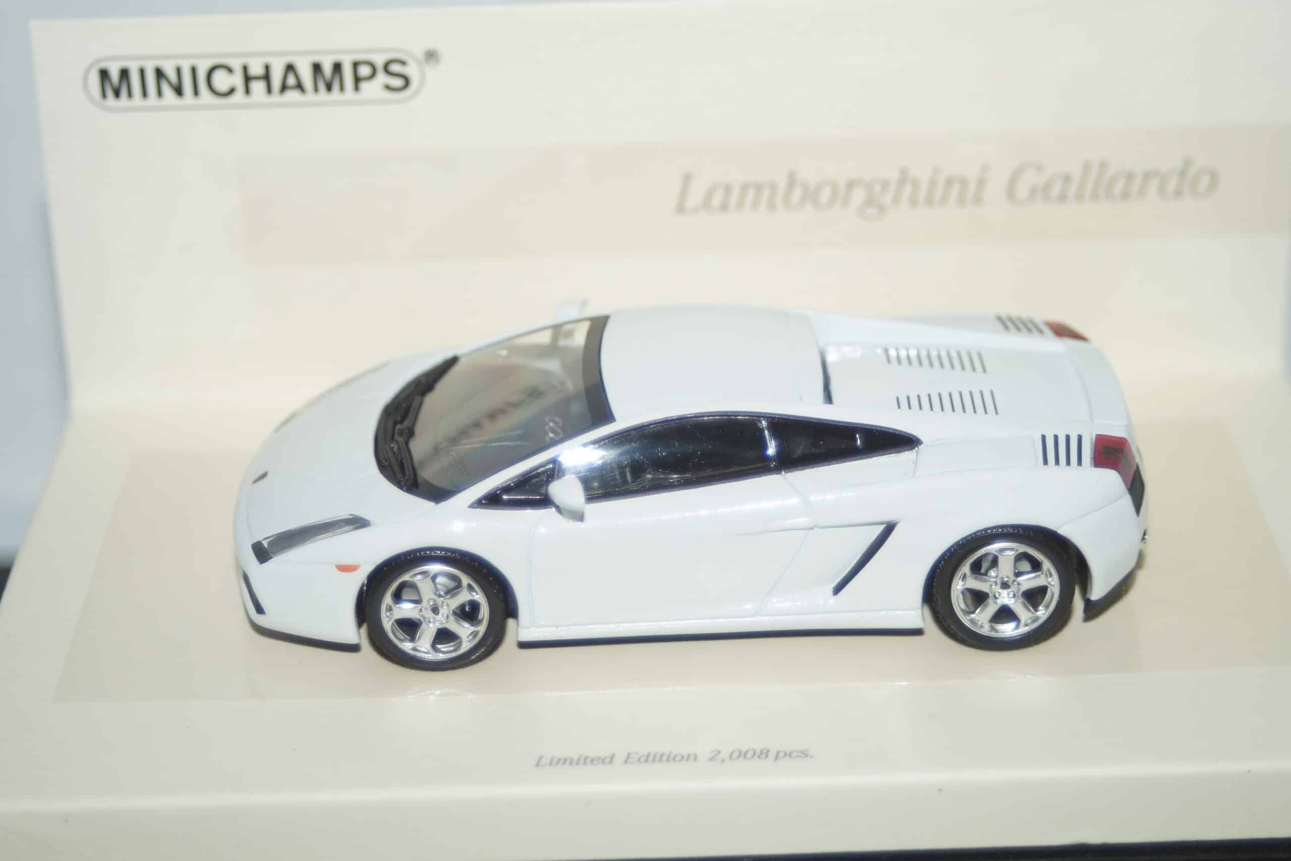 Minichamps aston martin v8 vantage 2005 white 1:43 436 137420