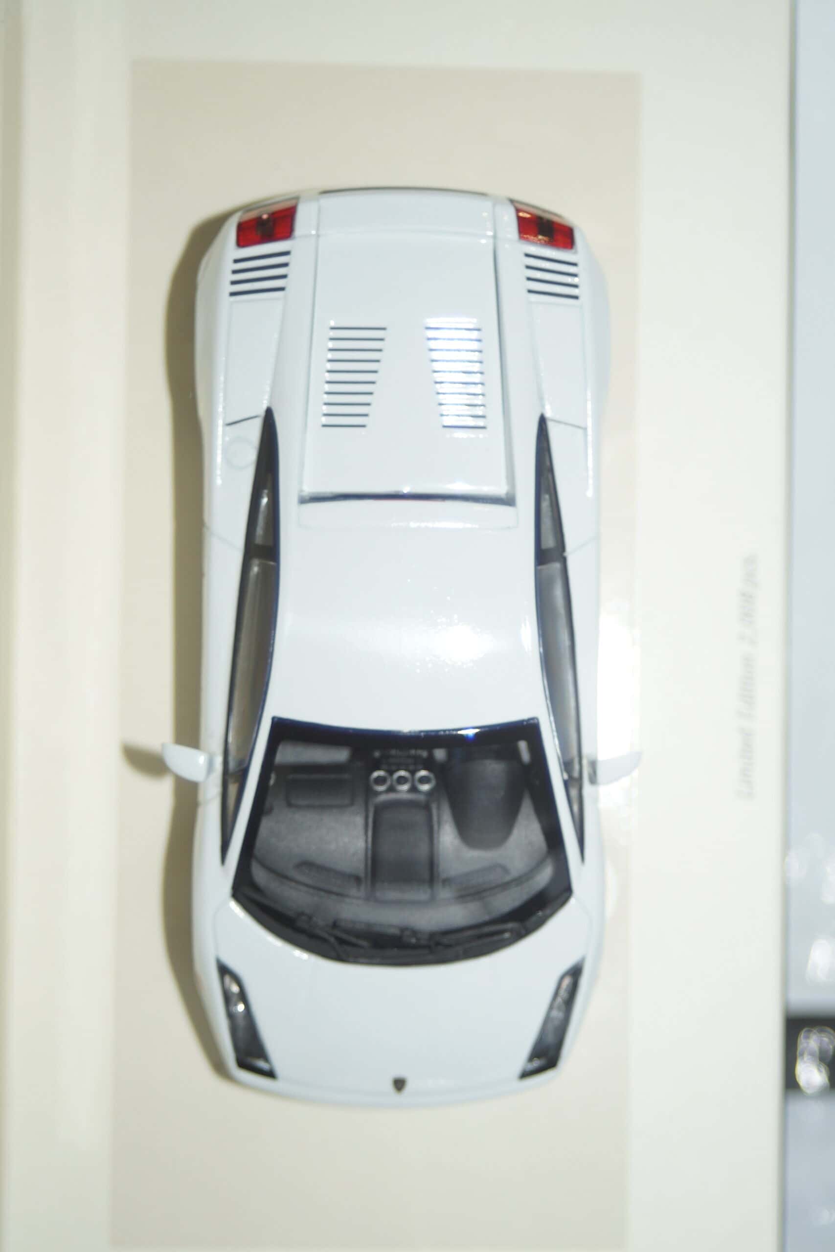 Minichamps aston martin v8 vantage 2005 white 1:43 436 137420