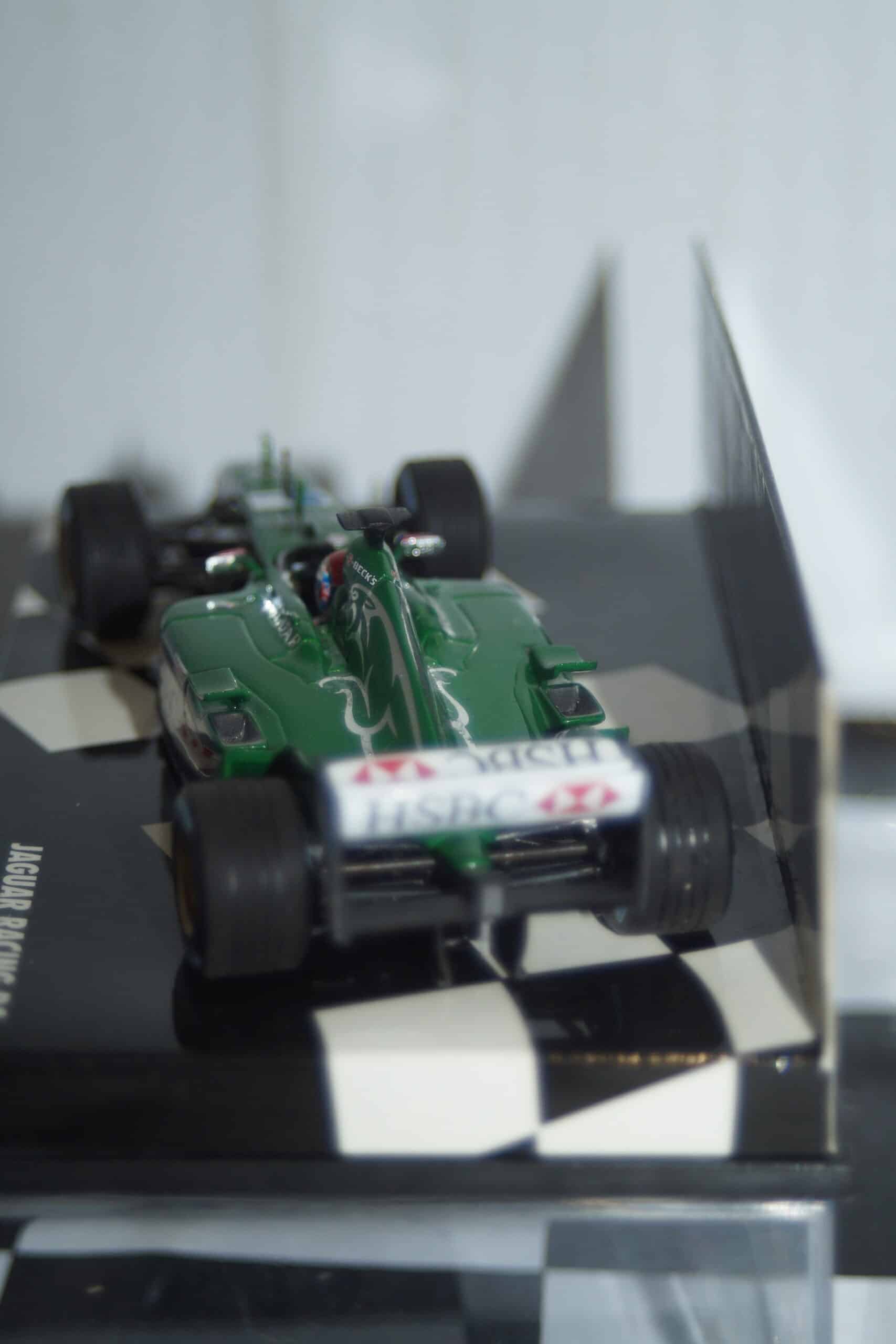 Minichamps jaguar racing r4 m.webber 400 030014 1:43