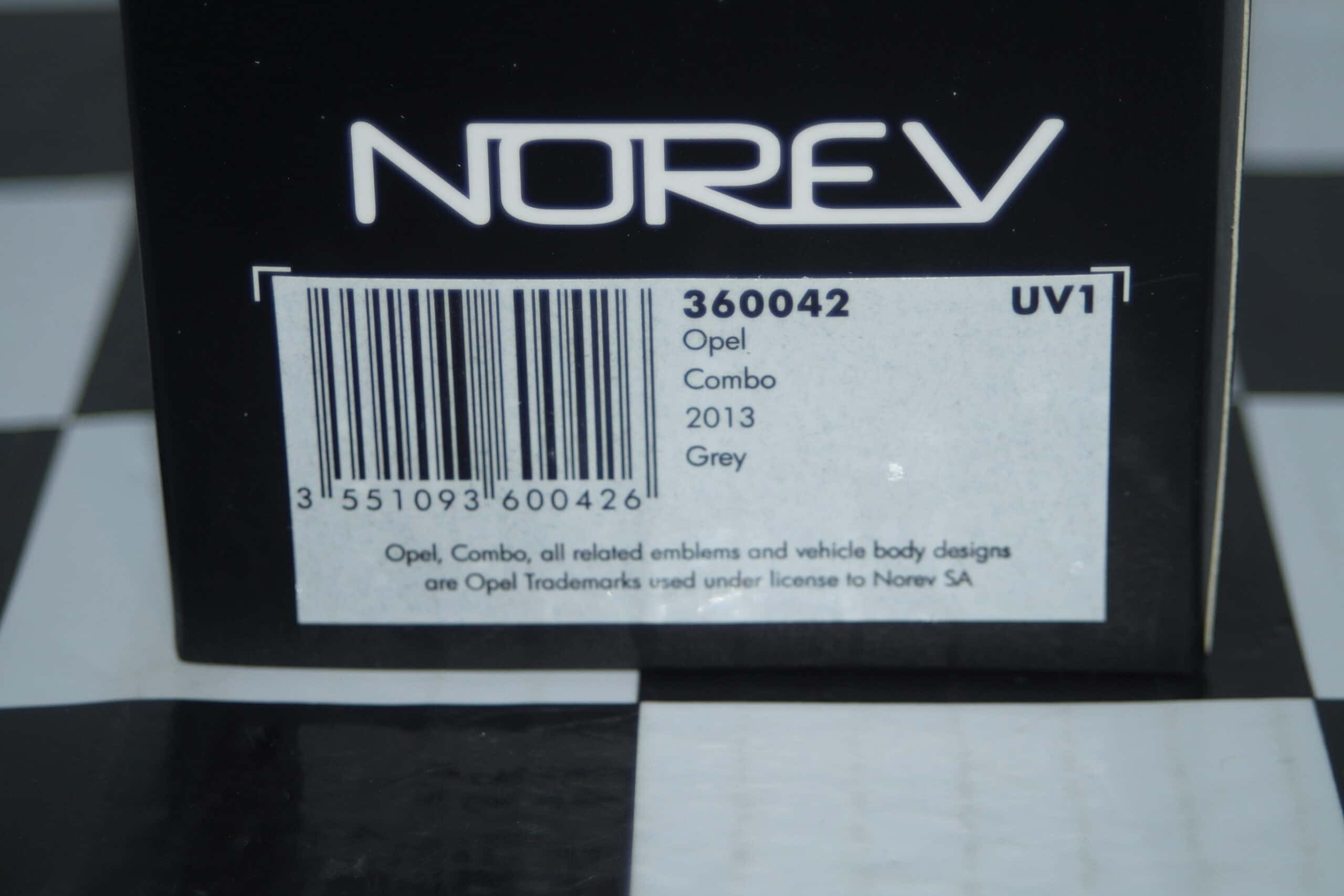 Norev triumph tr6 1970 green 1:43 diecast 350093