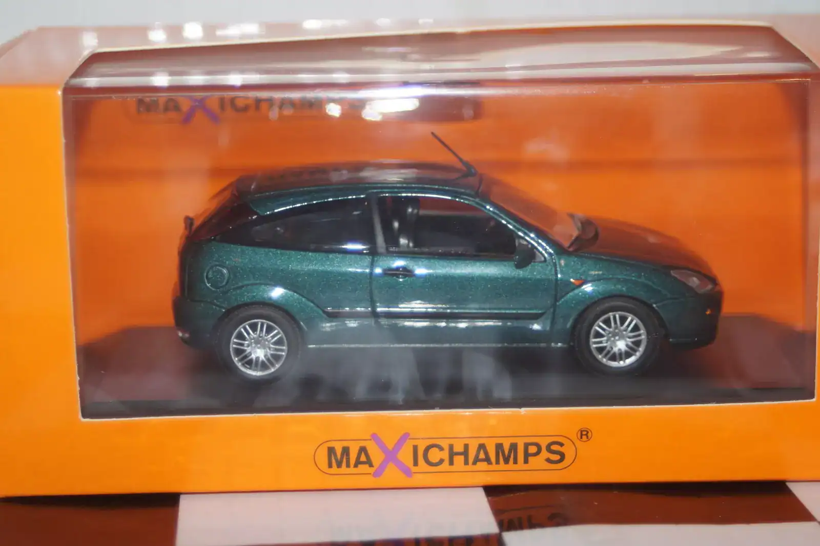 Maxichamps ford focus 1998 green  1:43 940 087001