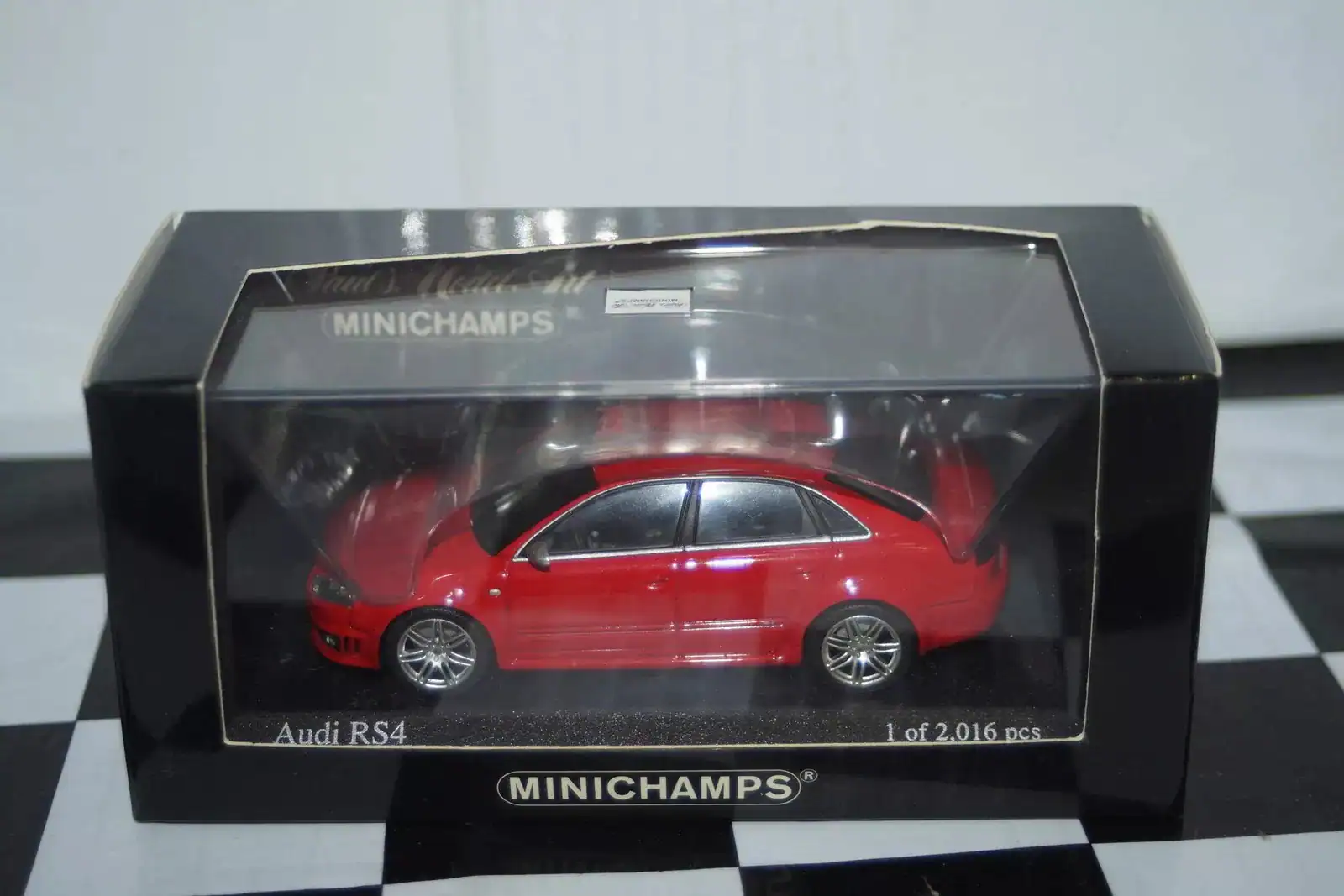 Minichamps audi rs4 saloon 2005 red 1:43 400 014600