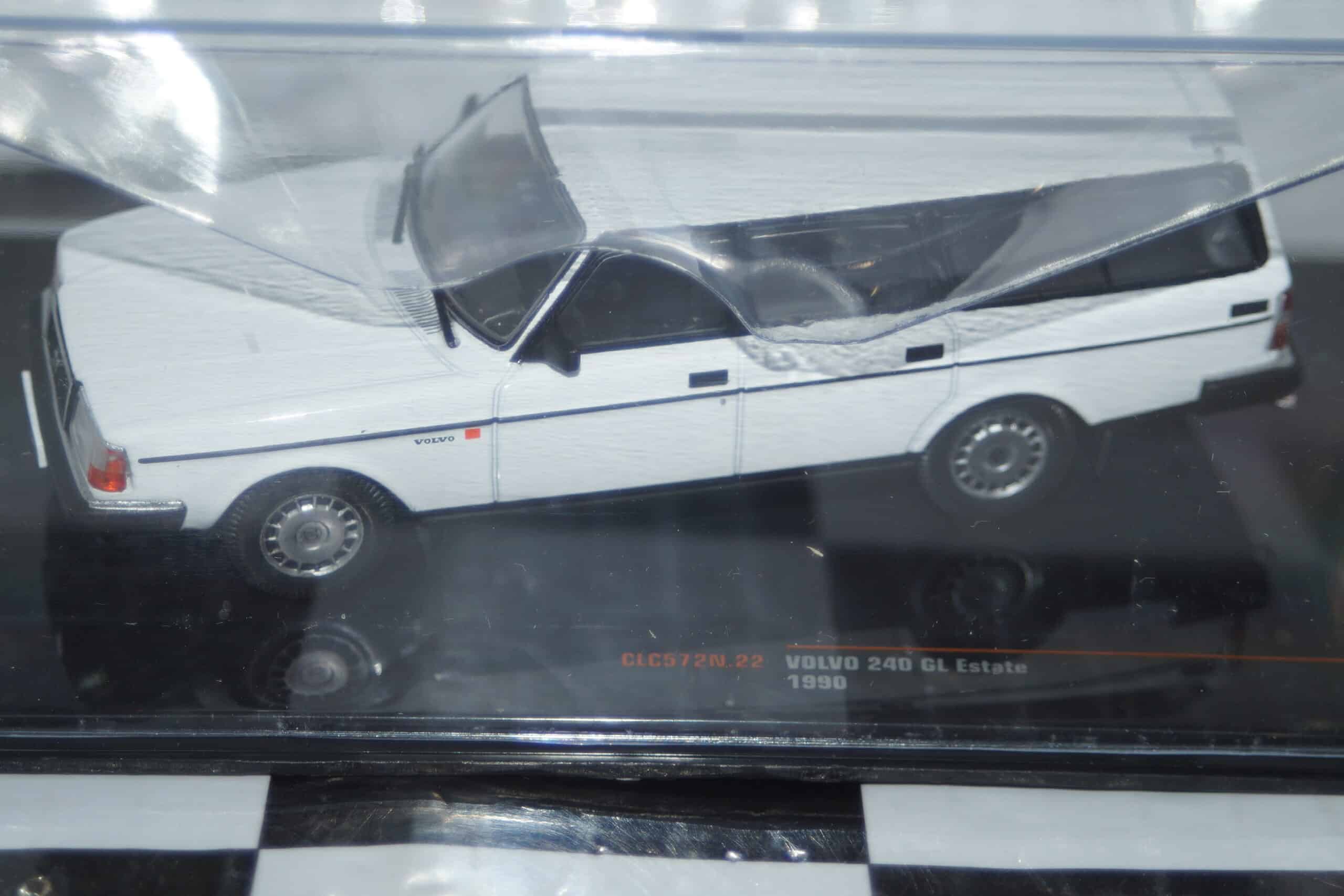Ixo volvo 240 gl estate 1990 in white 1:43 ref clc572n