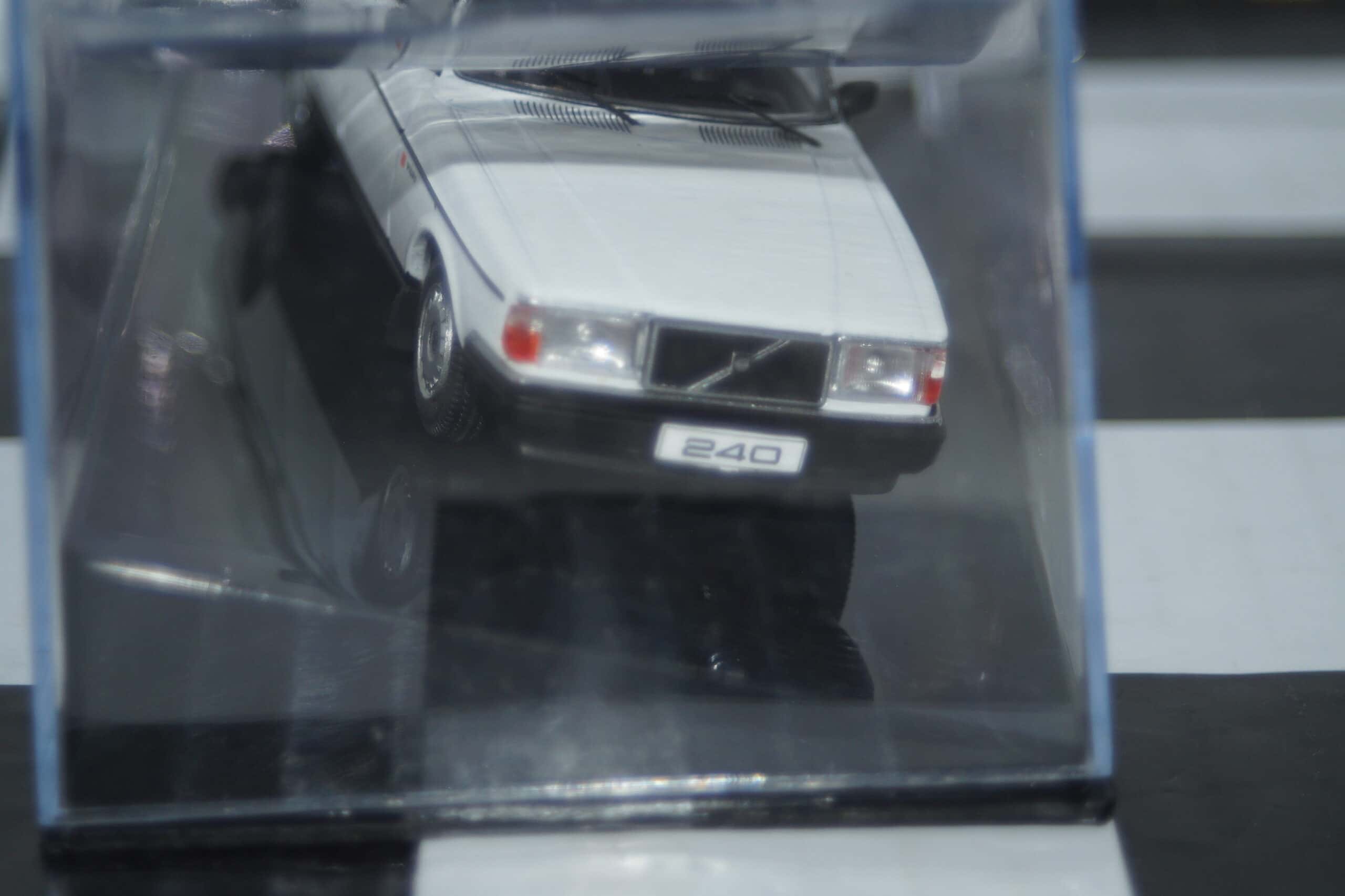 Ixo volvo 240 gl estate 1990 in white 1:43 ref clc572n