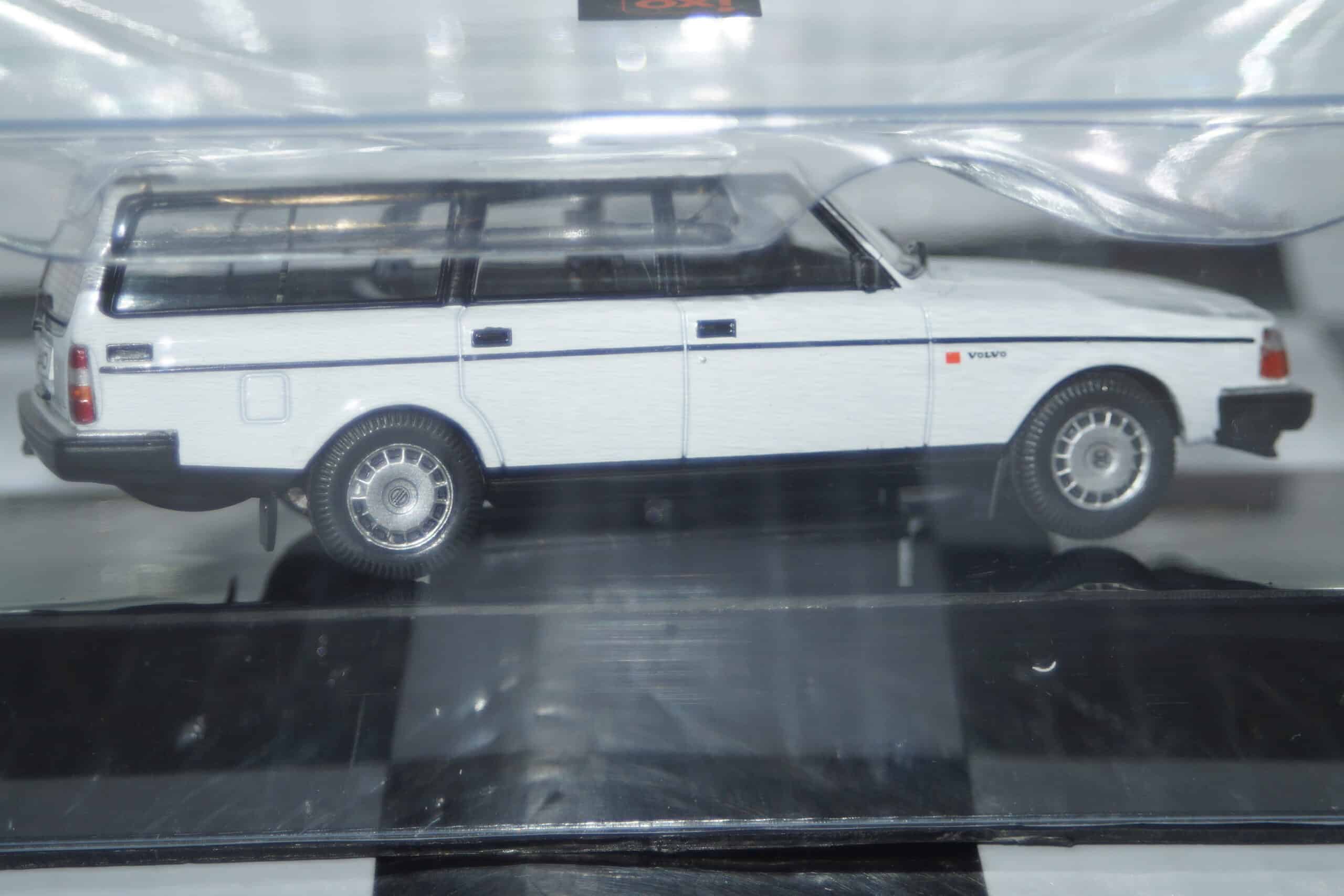 Ixo volvo 240 gl estate 1990 in white 1:43 ref clc572n