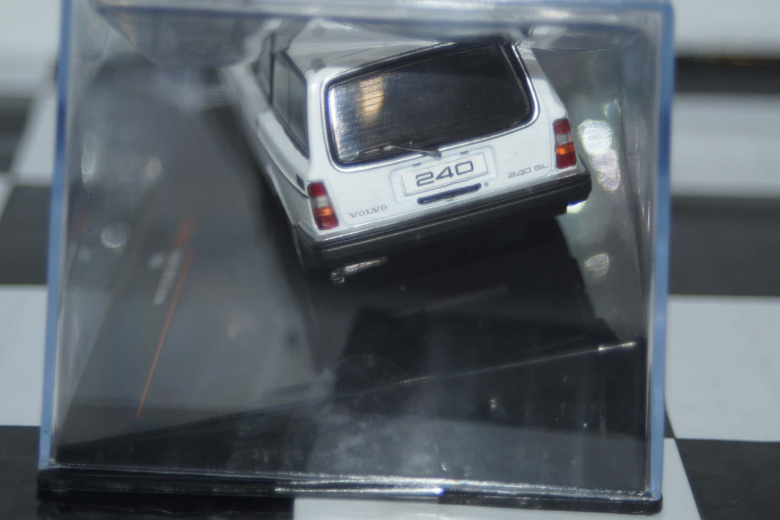 Ixo volvo 240 gl estate 1990 in white 1:43 ref clc572n