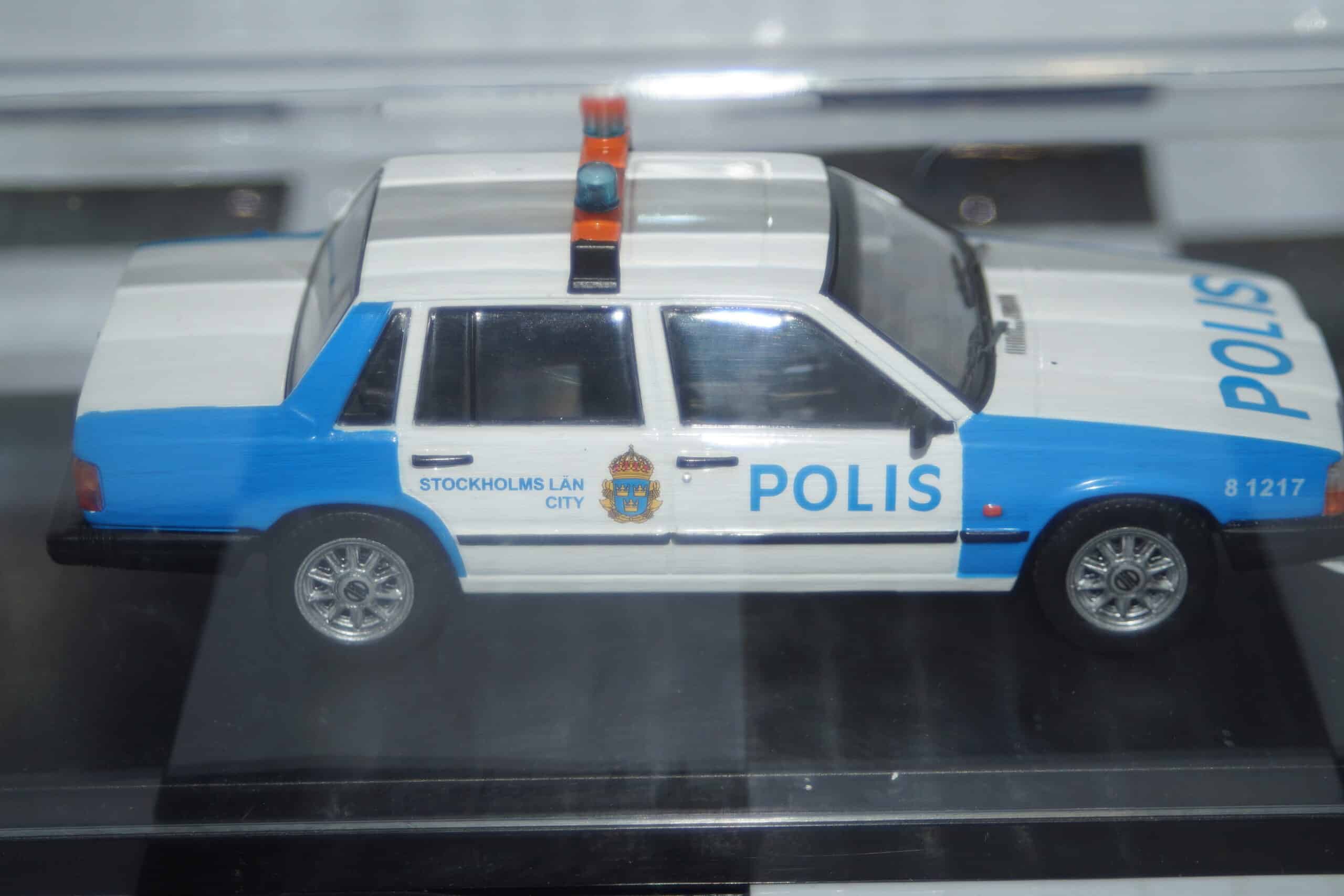 Premium x volvo 740 stockholm police 1985 1:43 diecast prd439