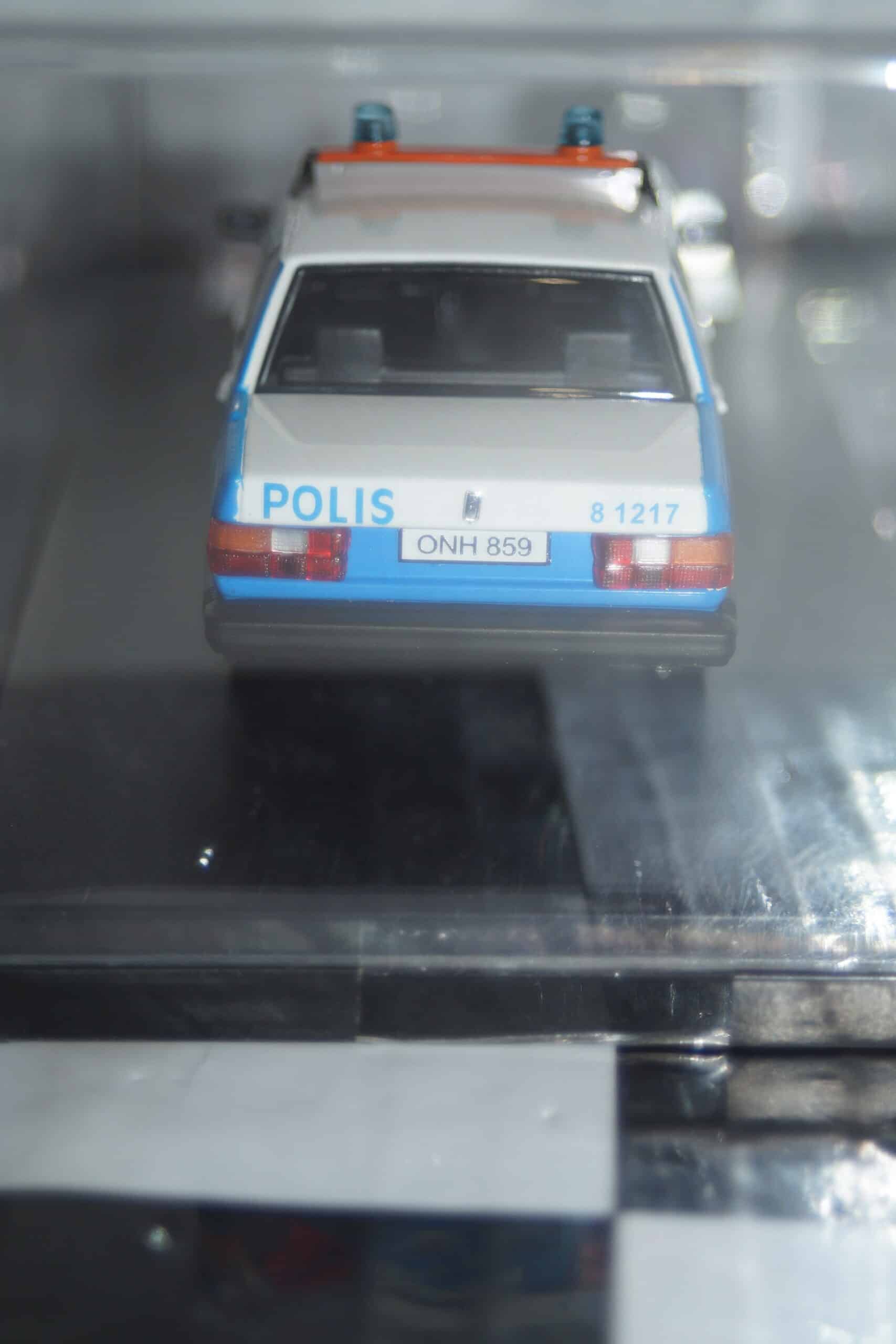 Premium x volvo 740 stockholm police 1985 1:43 diecast prd439