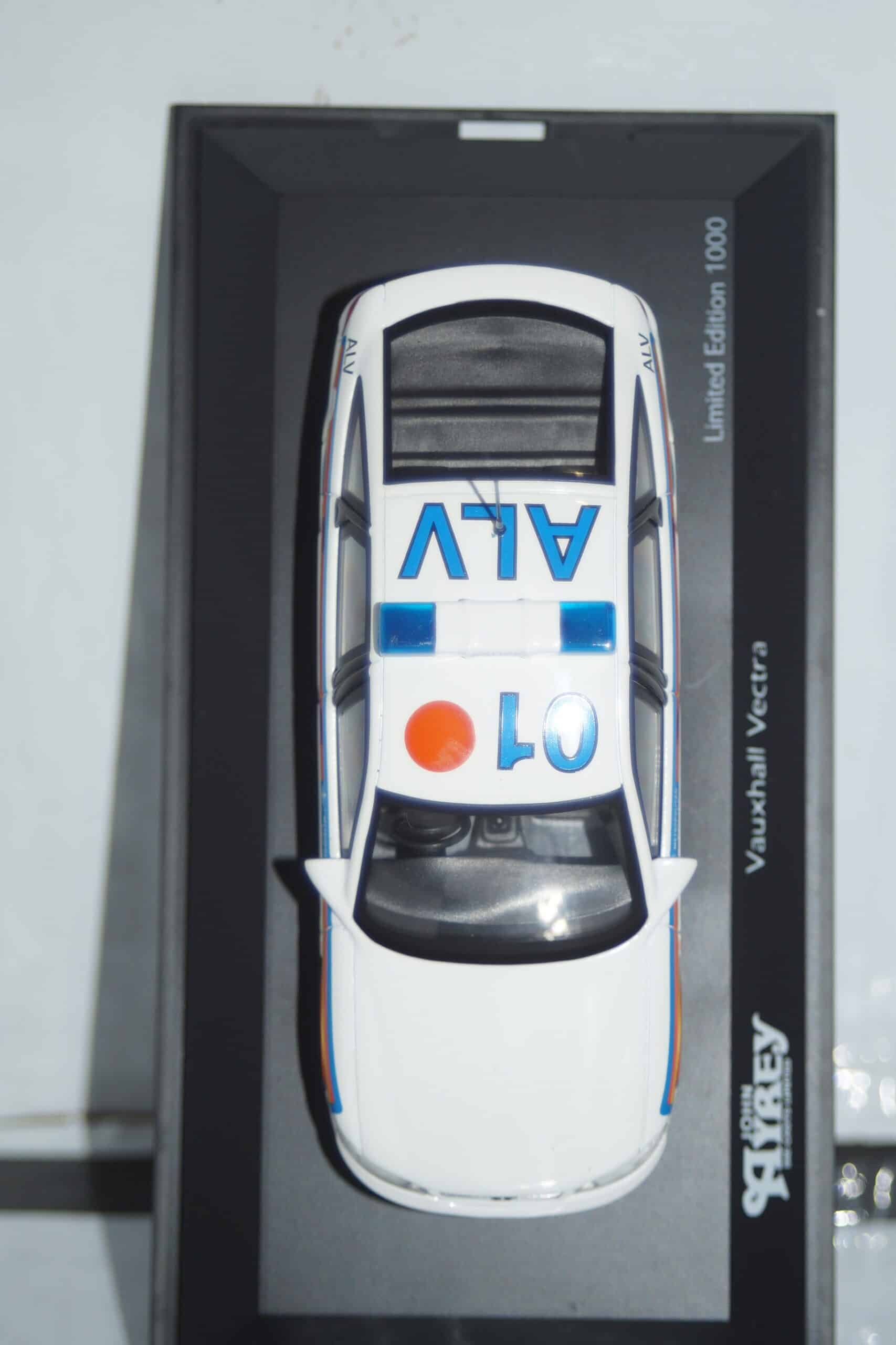 Schuco vauxhall vectra metropolitan police ltd 1000 in 1:43 450419100