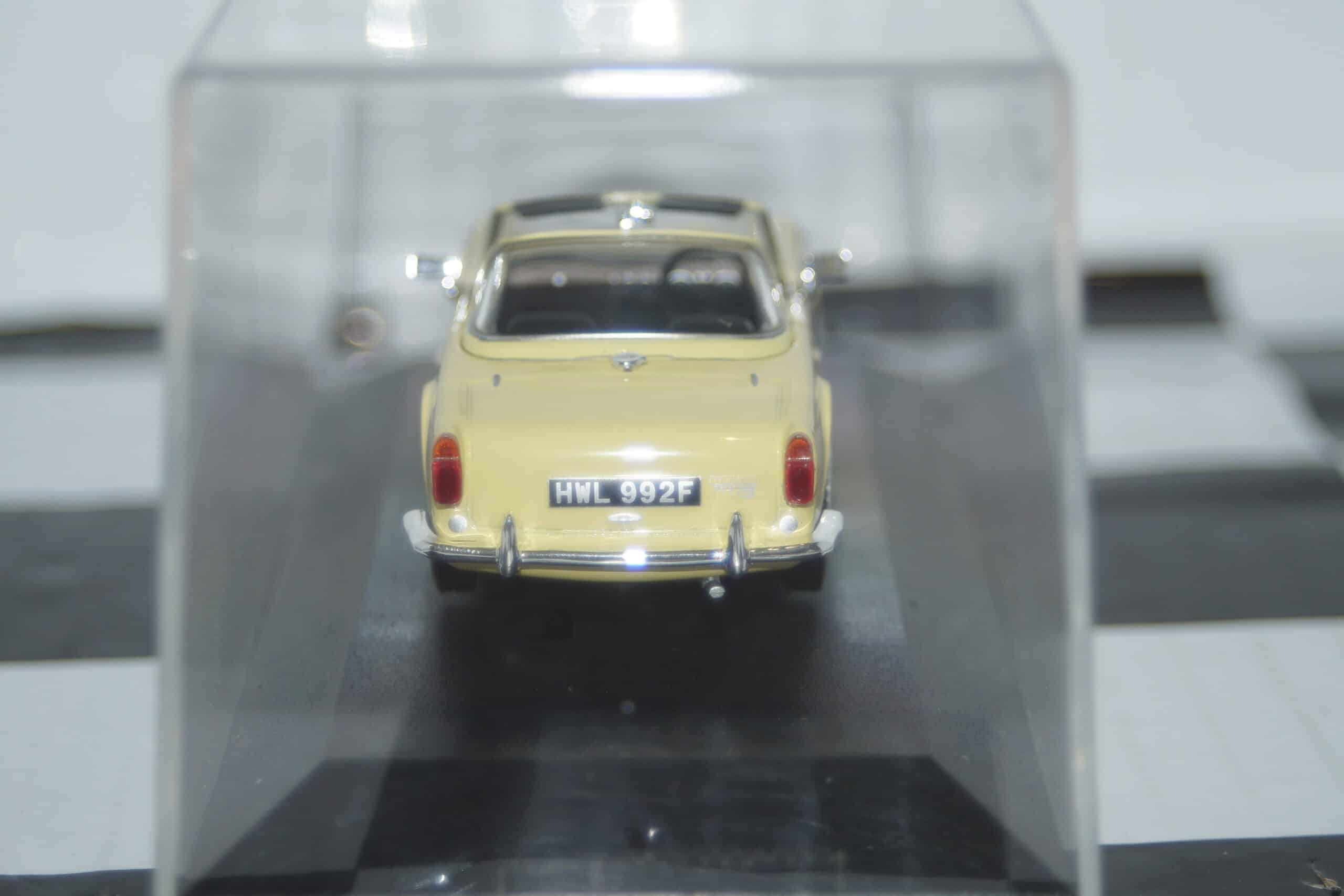 Vanguards triumph tr5 jasmine yellow va11509 1:43