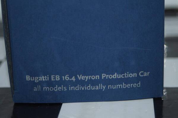 Autoart bugatti eb 16.4 veyron (production car) pearl/ice blue ref 50908(dealer box)