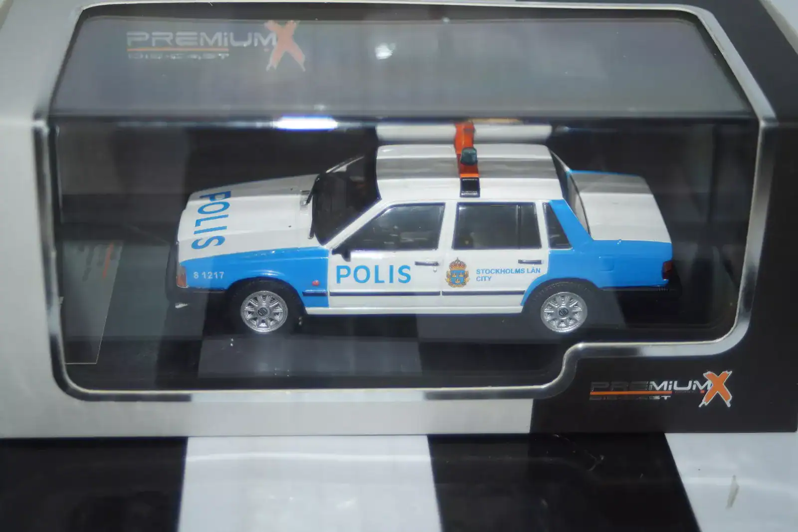 Premium x volvo 740 stockholm police 1985 1:43 diecast prd439