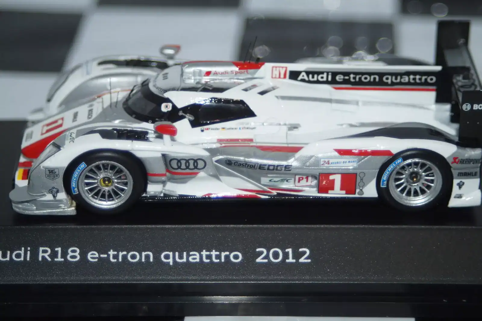 Spark audi r18 e-tron quattro, 2012 (signed)(dealer) 502.12.002.13 1:43