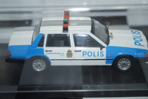 Premium x volvo 740 stockholm police 1985 1:43 diecast prd439