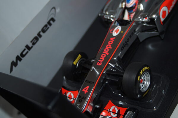 Minichamps mclaren mercedes mp4-26 j.button f1 2011 530 111804 1:18