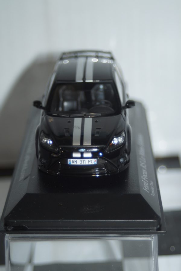 Minichamps ford focus rs le mans edition 2010 white with blue 400 088172 1:43