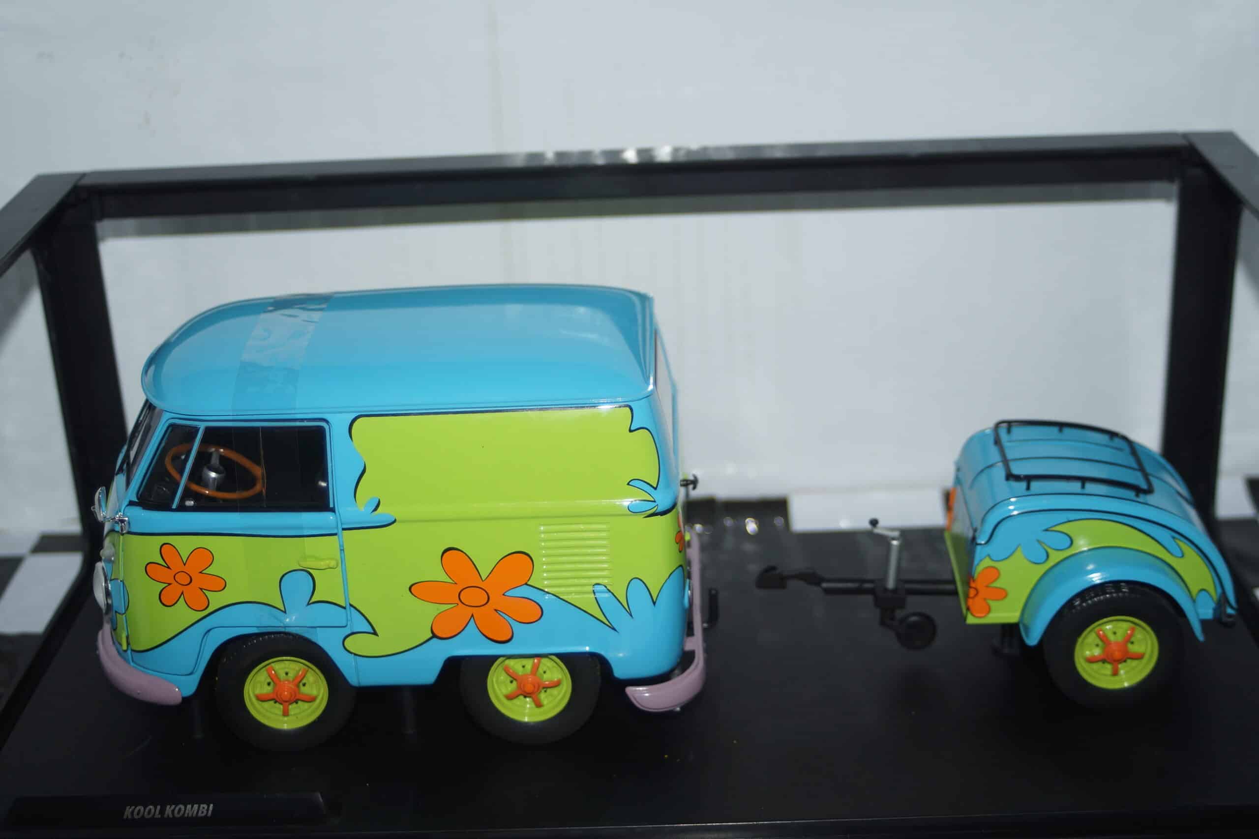 Solido volkswagen kool kombi 2024 ghost hunter with trailer 1:18 s1810904