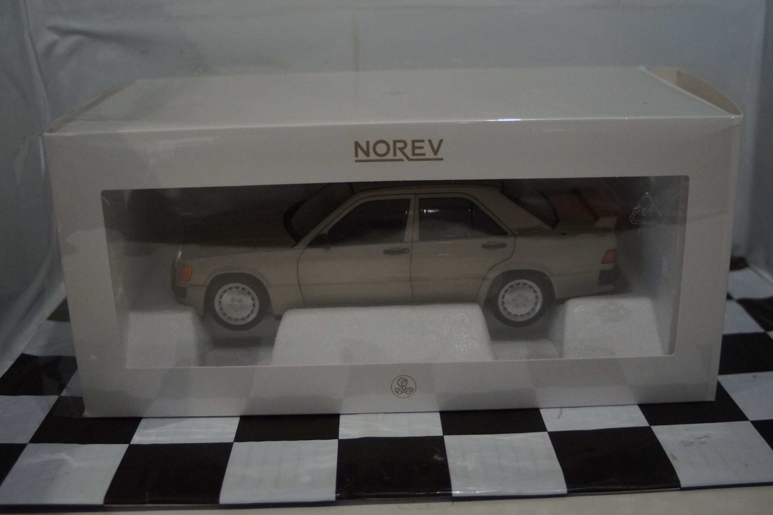 Norev mercedes benz 190e 2.3 1984 smoke silver metallic 1:18 ref 183831