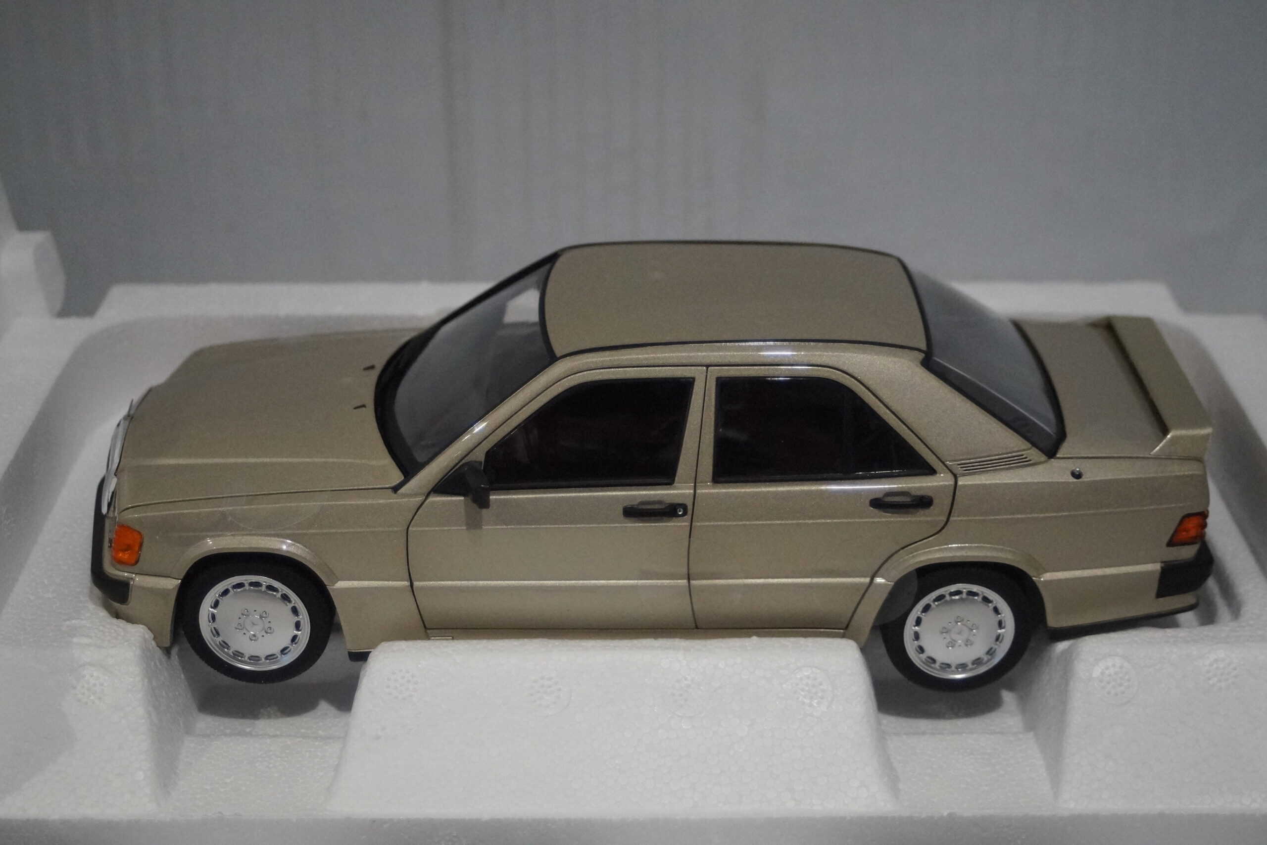 Norev mercedes benz 190e 2.3 1984 smoke silver metallic 1:18 ref 183831
