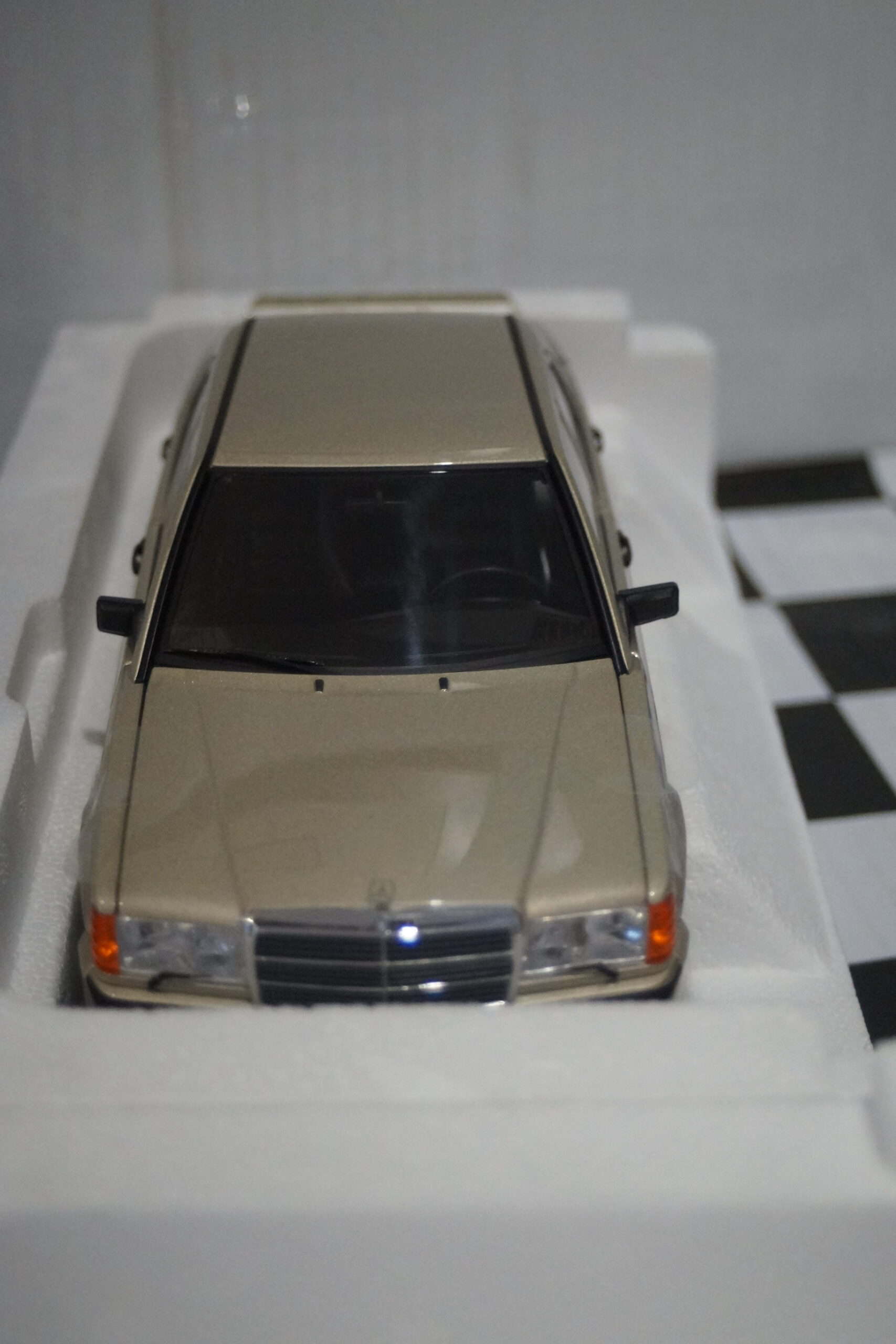 Norev mercedes benz 190e 2.3 1984 smoke silver metallic 1:18 ref 183831