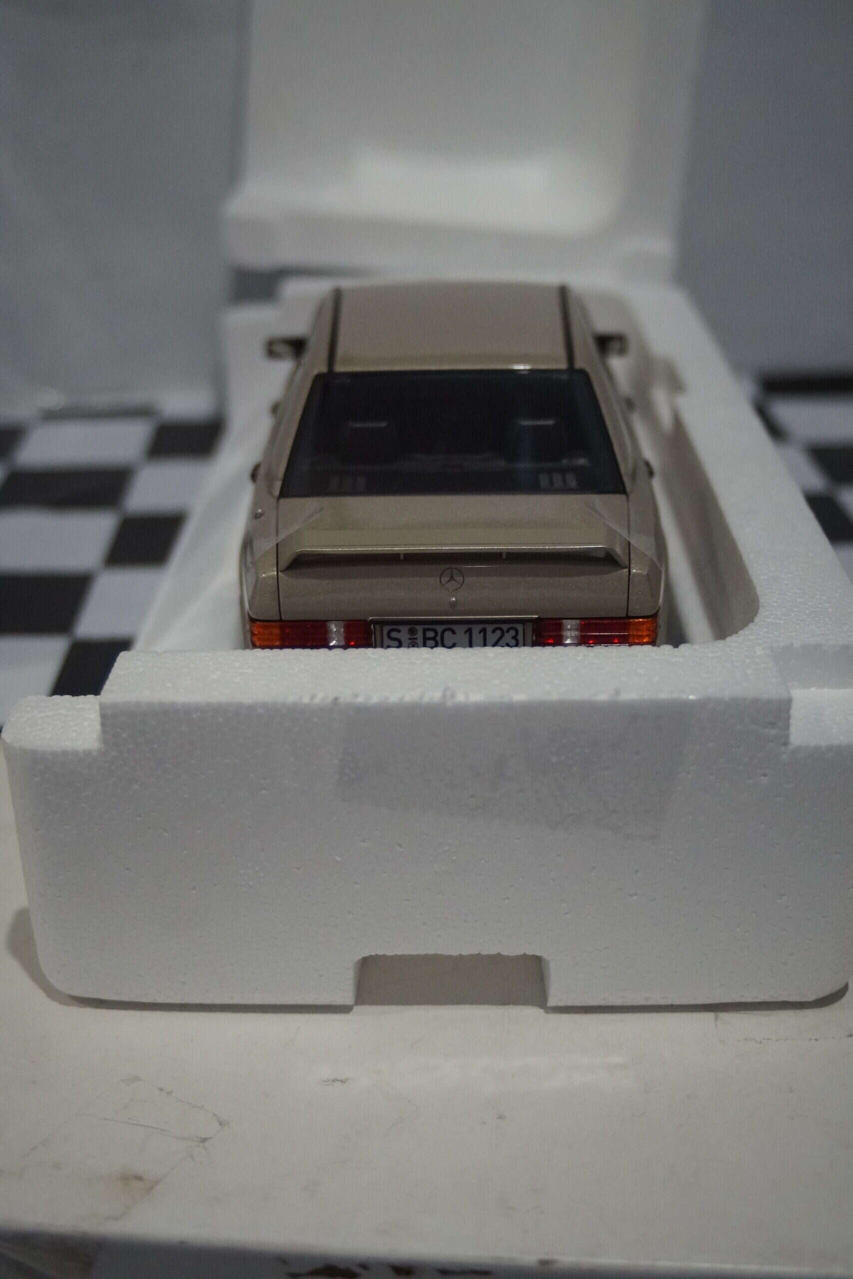 Norev mercedes benz 190e 2.3 1984 smoke silver metallic 1:18 ref 183831