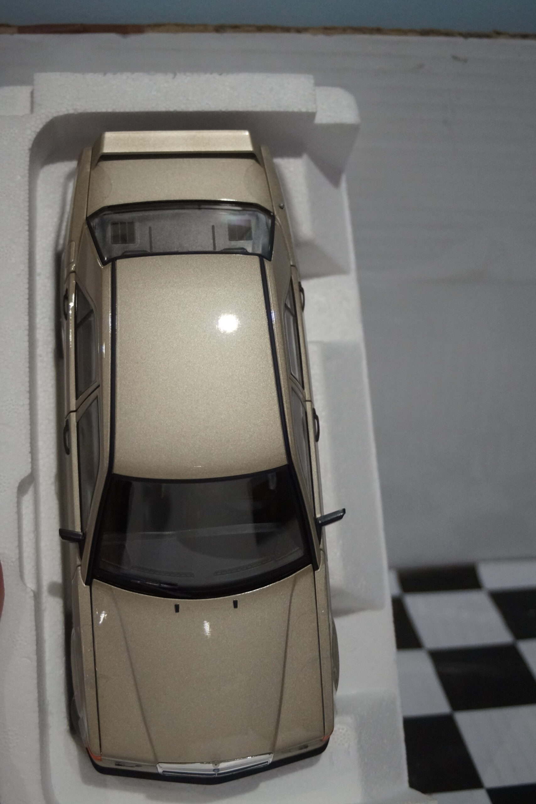 Norev mercedes benz 190e 2.3 1984 smoke silver metallic 1:18 ref 183831