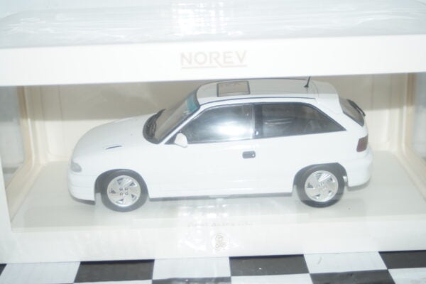 Norev vauxhall opel astra mk3 gsi 1991 white 1:18 scale 183673