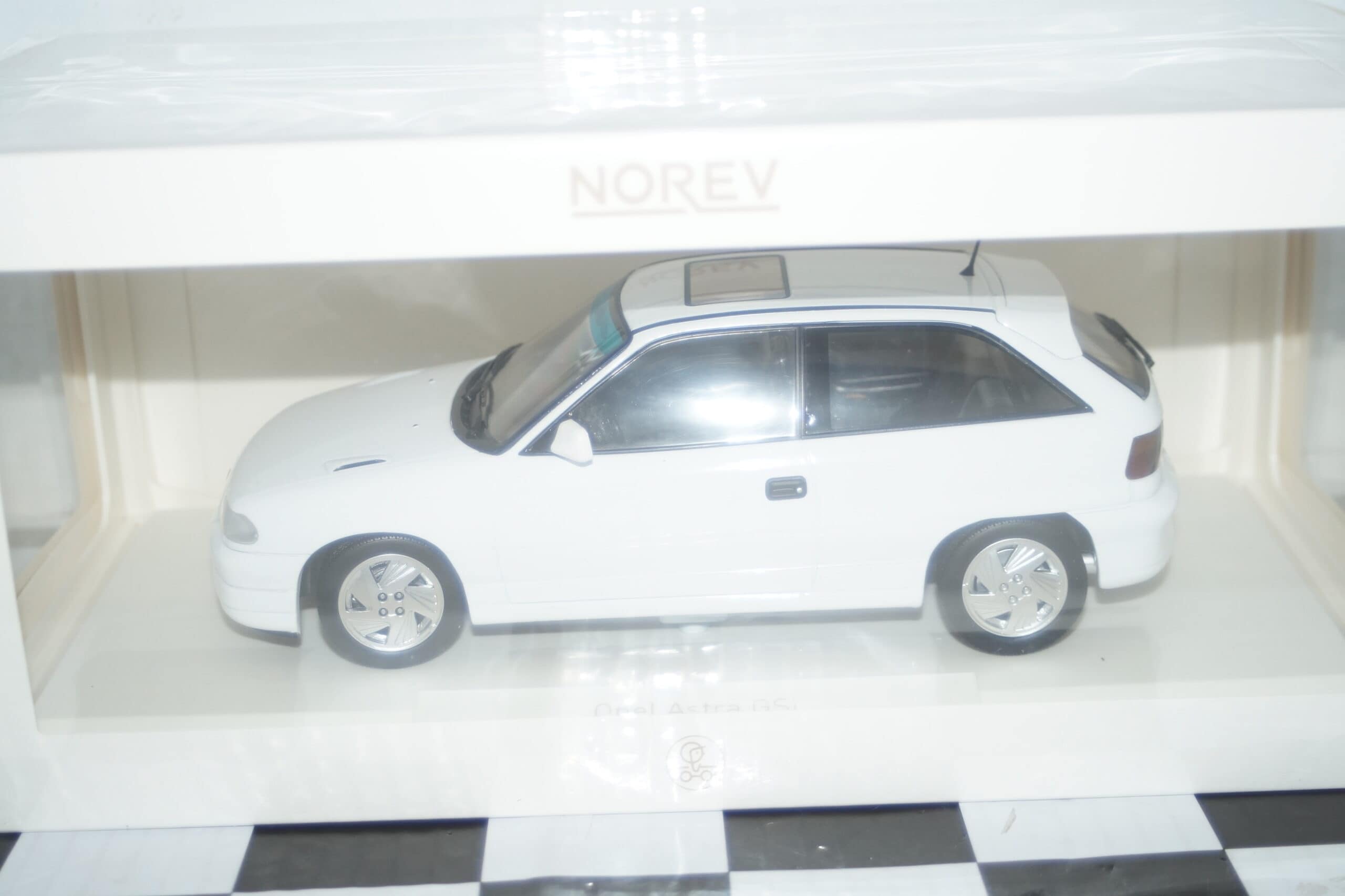 Norev vauxhall opel astra mk3 gsi 1991 white 1:18 scale 183673