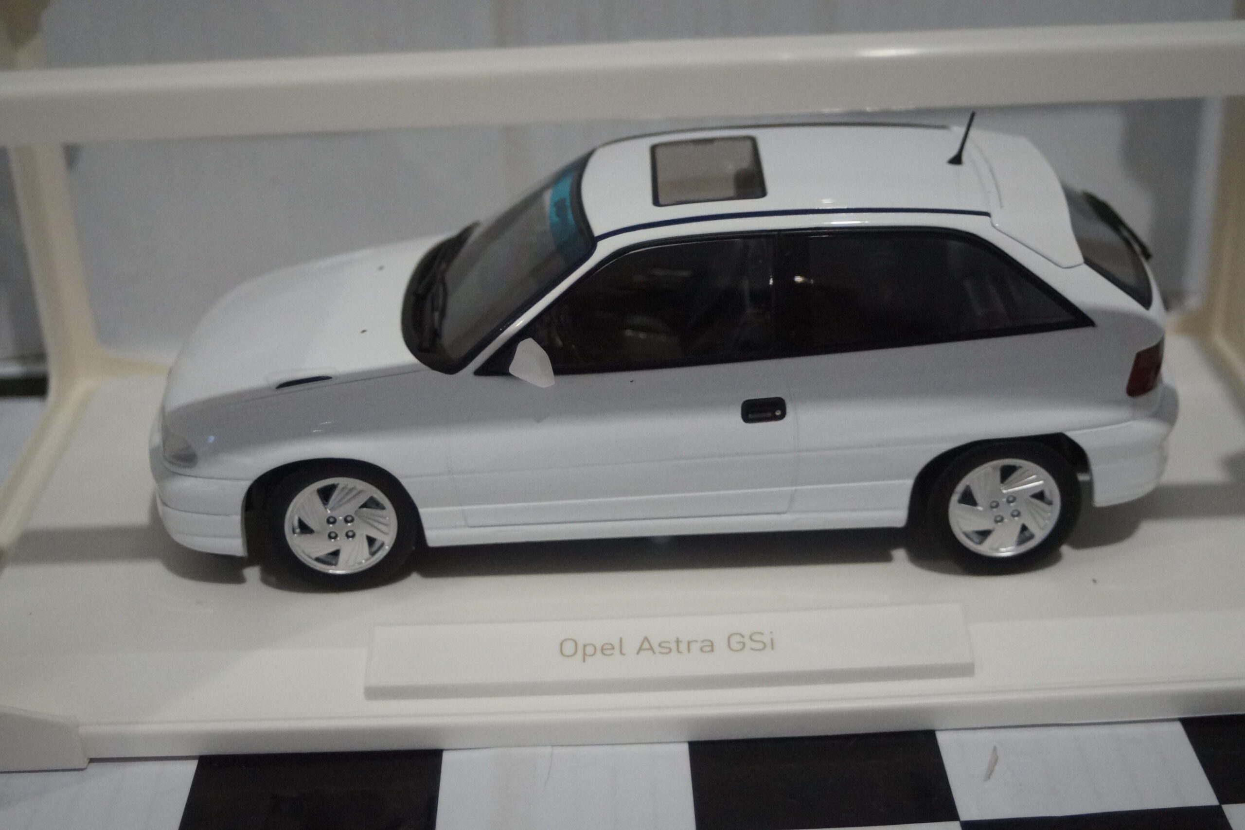Norev vauxhall opel astra mk3 gsi 1991 white 1:18 scale 183673