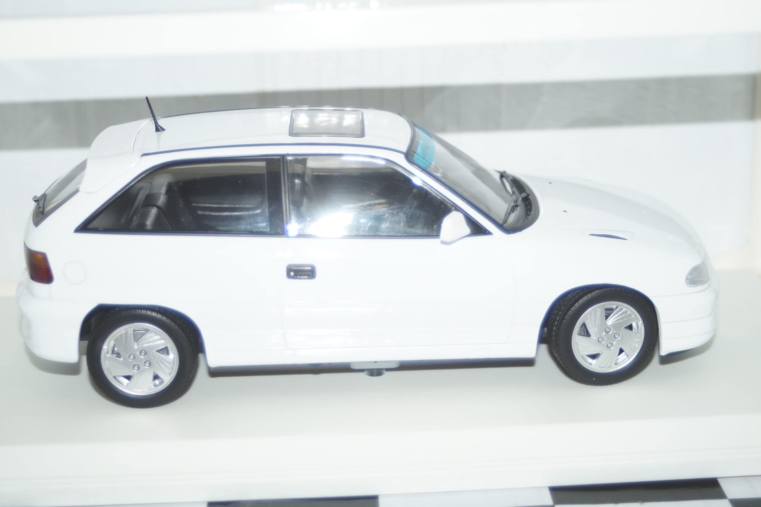 Norev vauxhall opel astra mk3 gsi 1991 white 1:18 scale 183673
