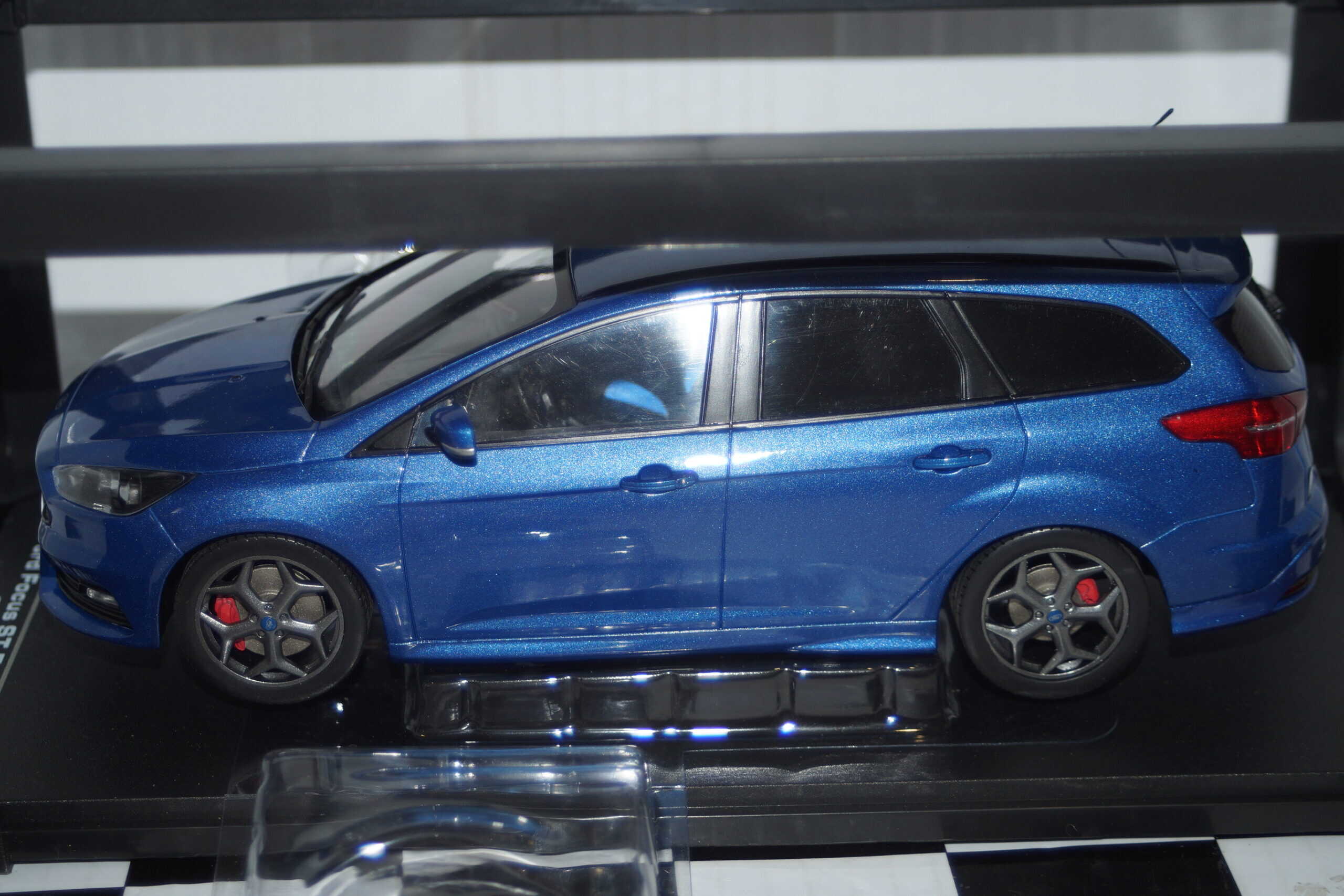 Ixo modelcars ford focus st estate 2015 performance blue metallic 1:18 mcg18465