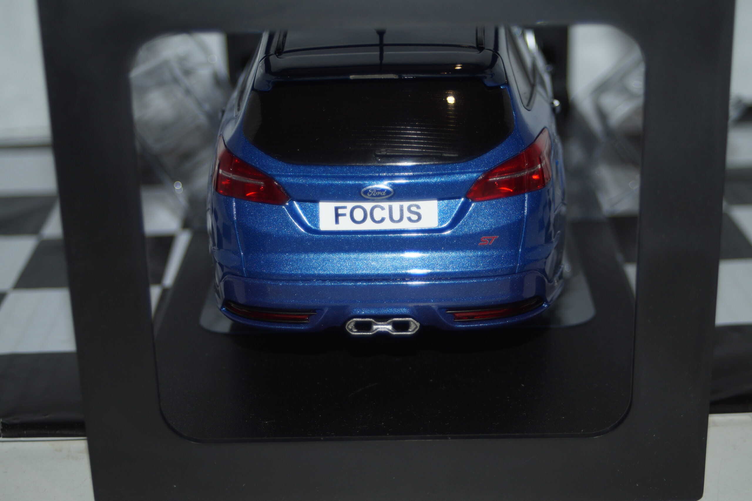 Ixo modelcars ford focus st estate 2015 performance blue metallic 1:18 mcg18465
